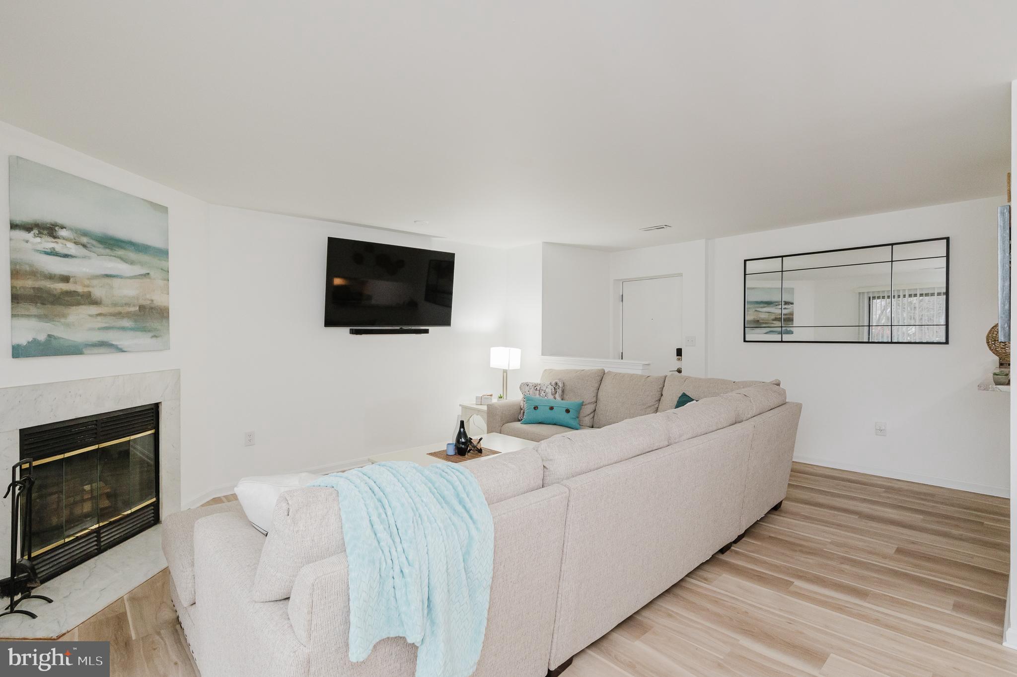 CROMWELL FOUNTAIN - Residential