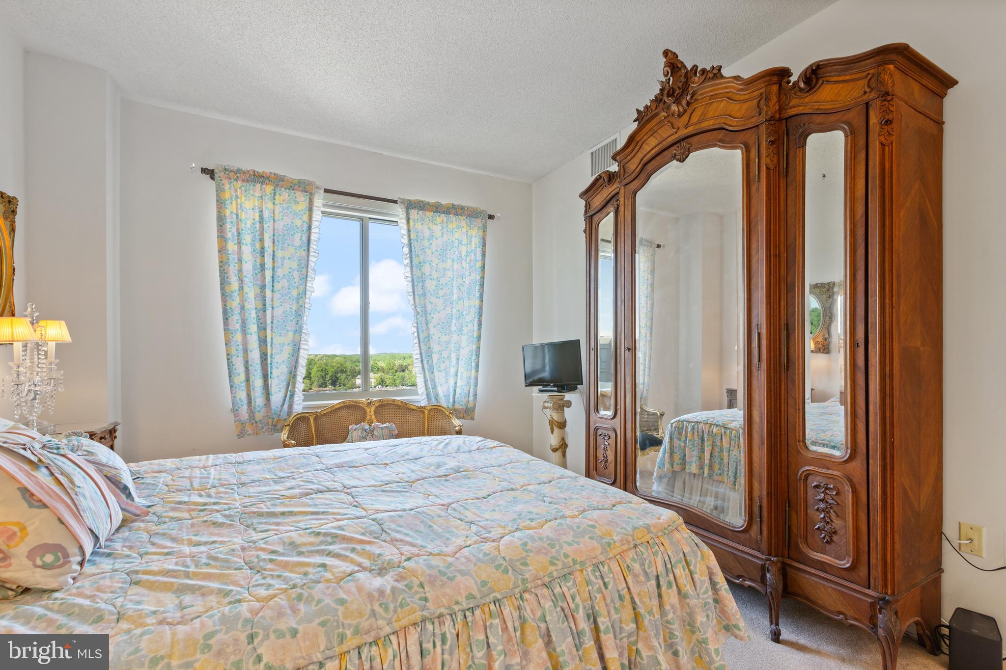 VANTAGE POINT EAST @ LEISURE WORLD - Residential