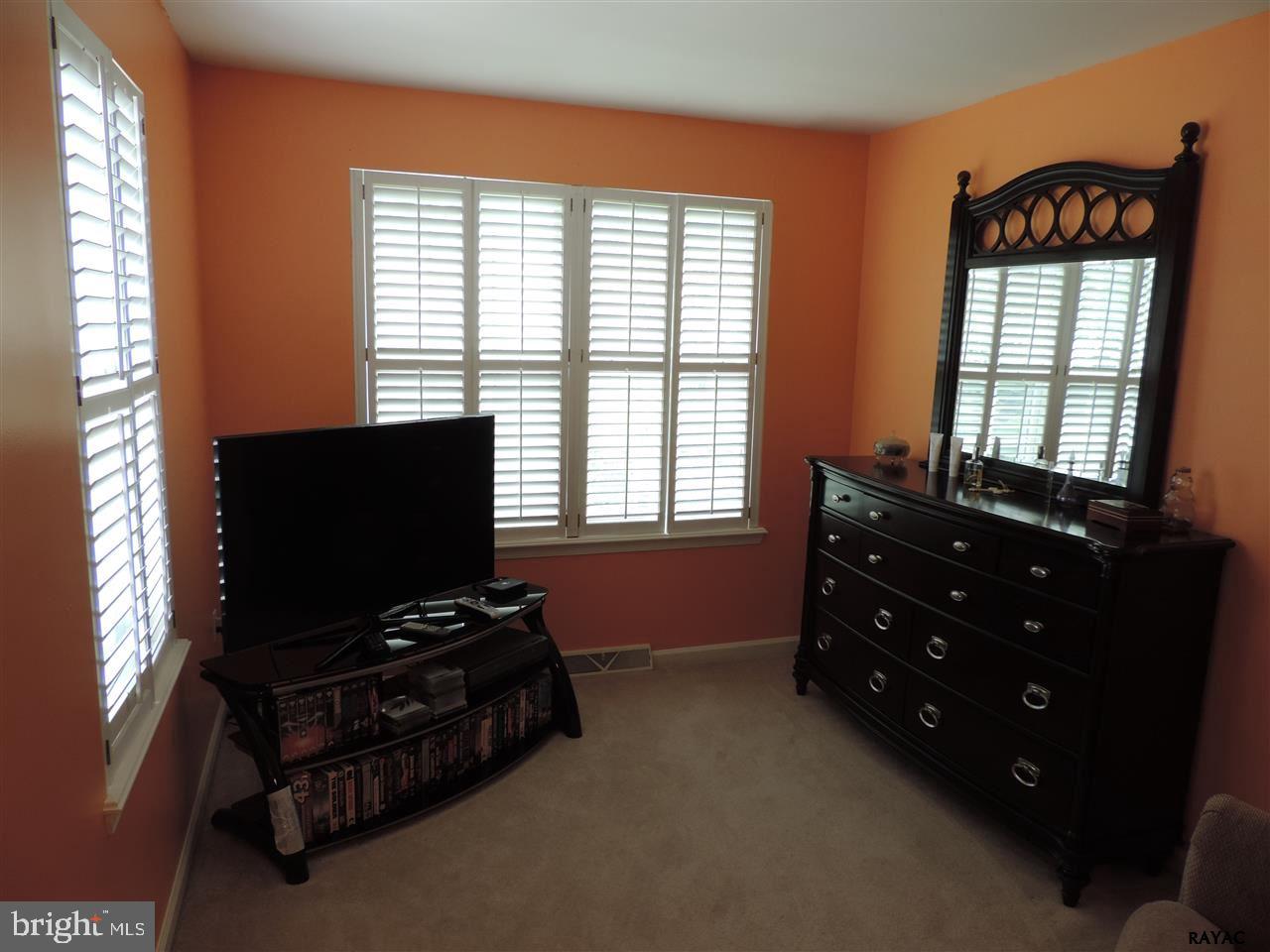 LOMBARD PINES - Residential