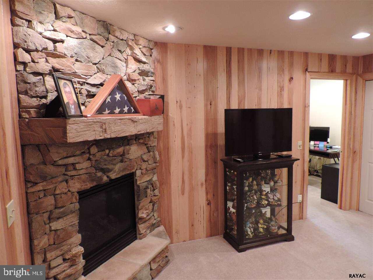 LOMBARD PINES - Residential