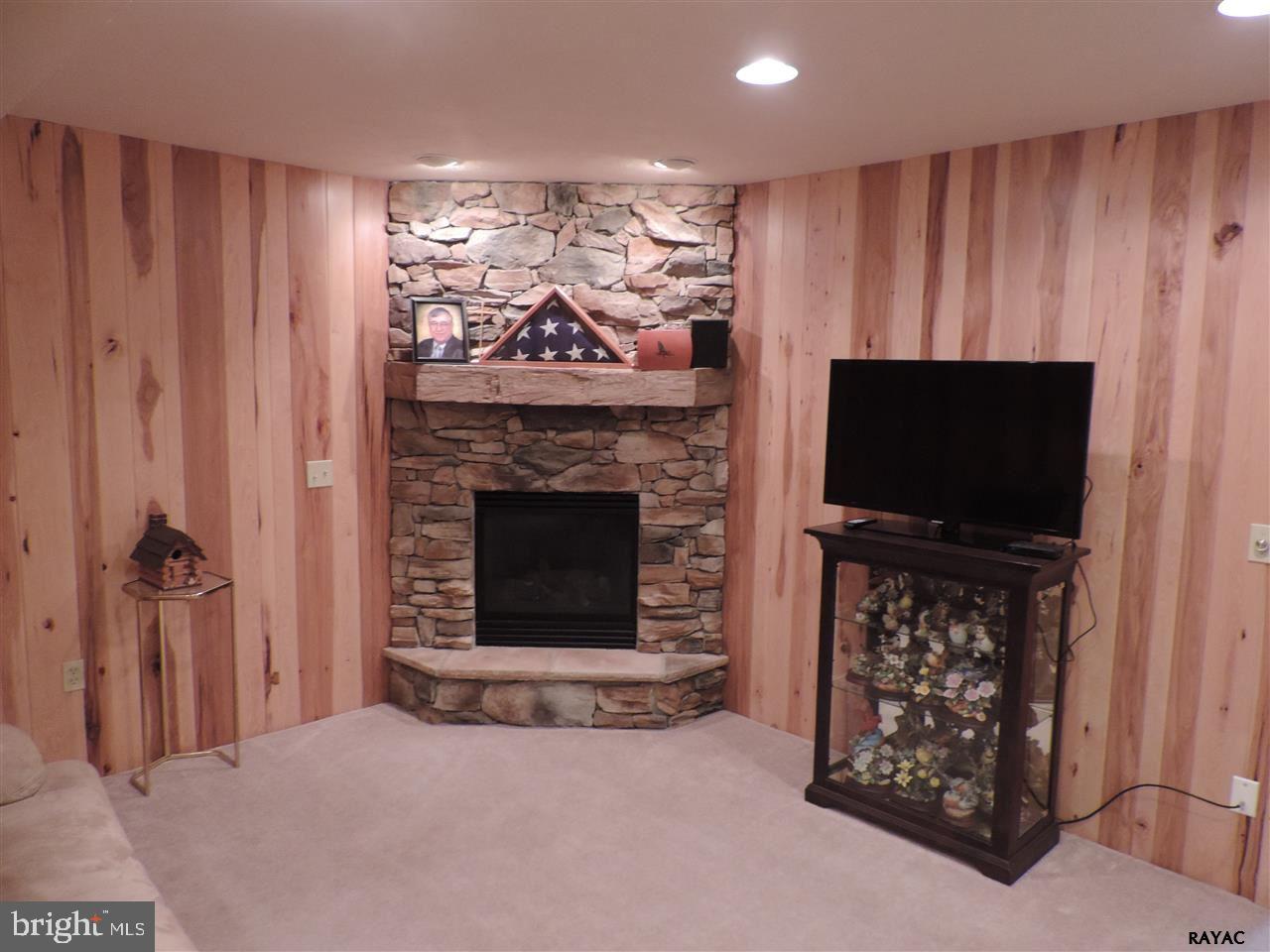 LOMBARD PINES - Residential
