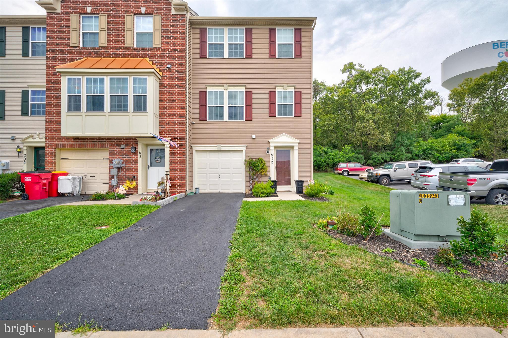 Come enjoy 47 Tidewater, located in Brookfield. This end unit town home offers 3 bedrooms 2.5 baths a living room, family room, deck, patio and rec room area. Plenty of room to lounge in different atmospheres or for entertaining, make it your own. Brookfield also offers a gated private access to the Potomac river and play ground, basket ball court and pavilion.