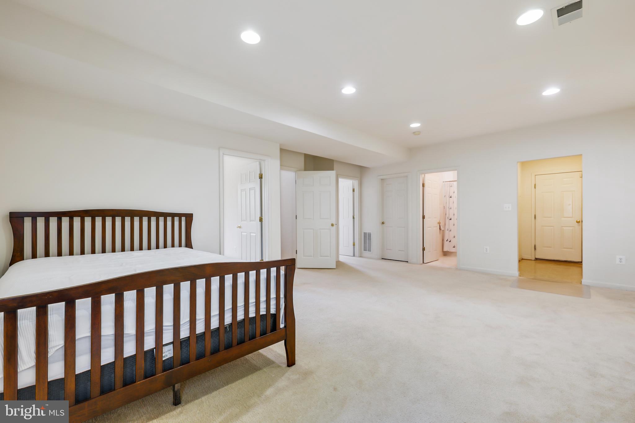 BROAD RUN OAKS - Residential