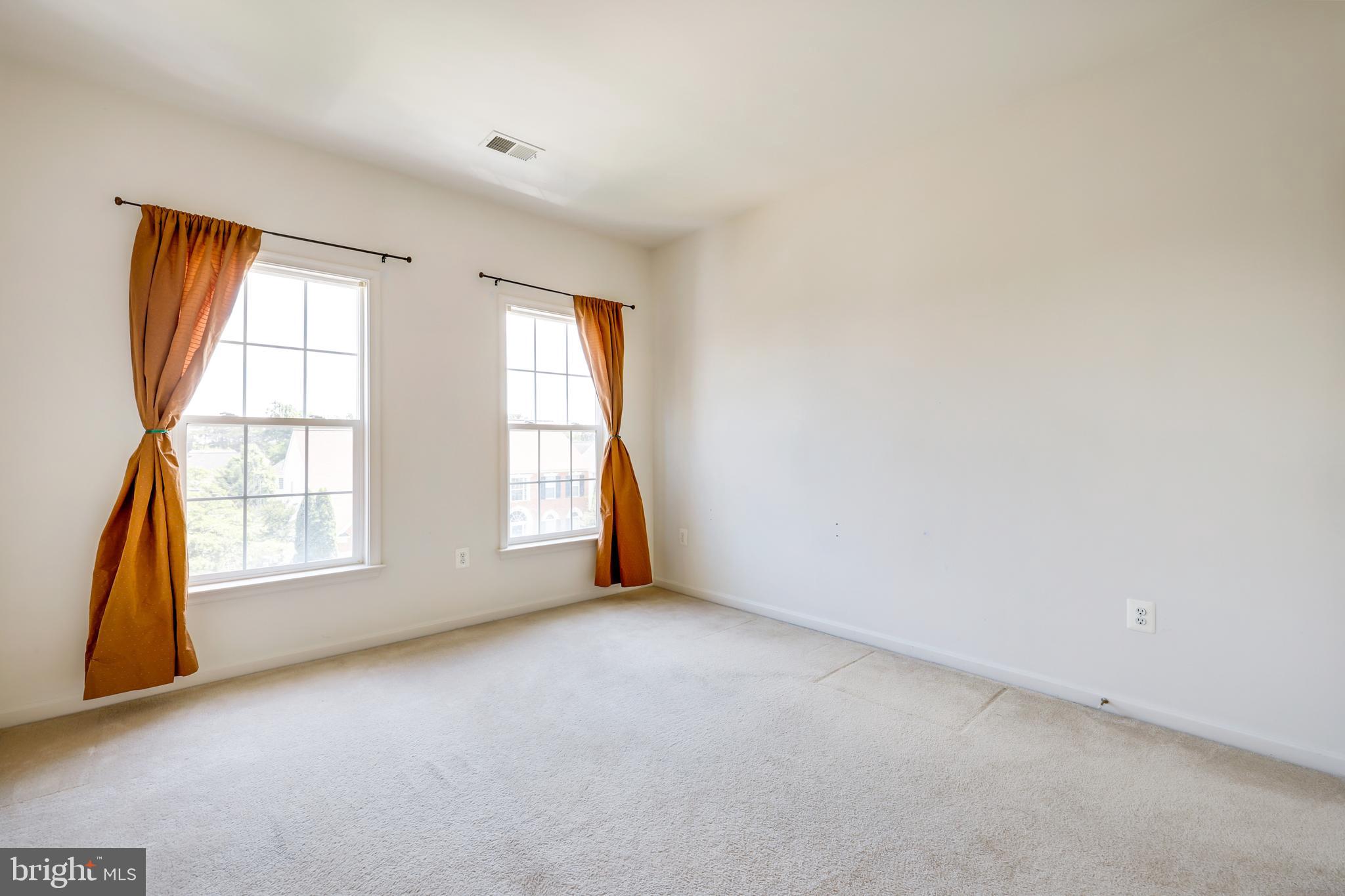 BROAD RUN OAKS - Residential