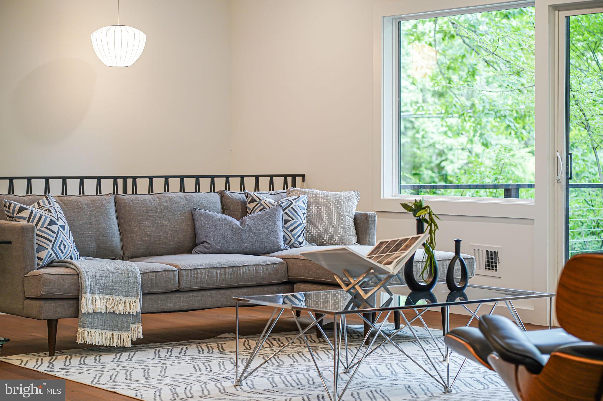 LAKE BARCROFT - Residential