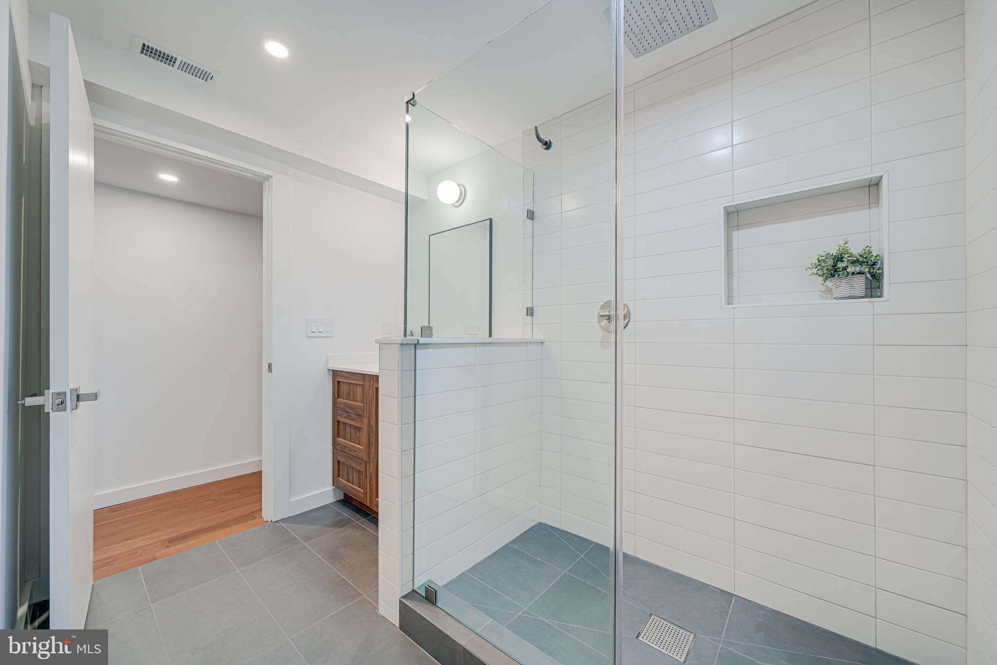 LAKE BARCROFT - Residential