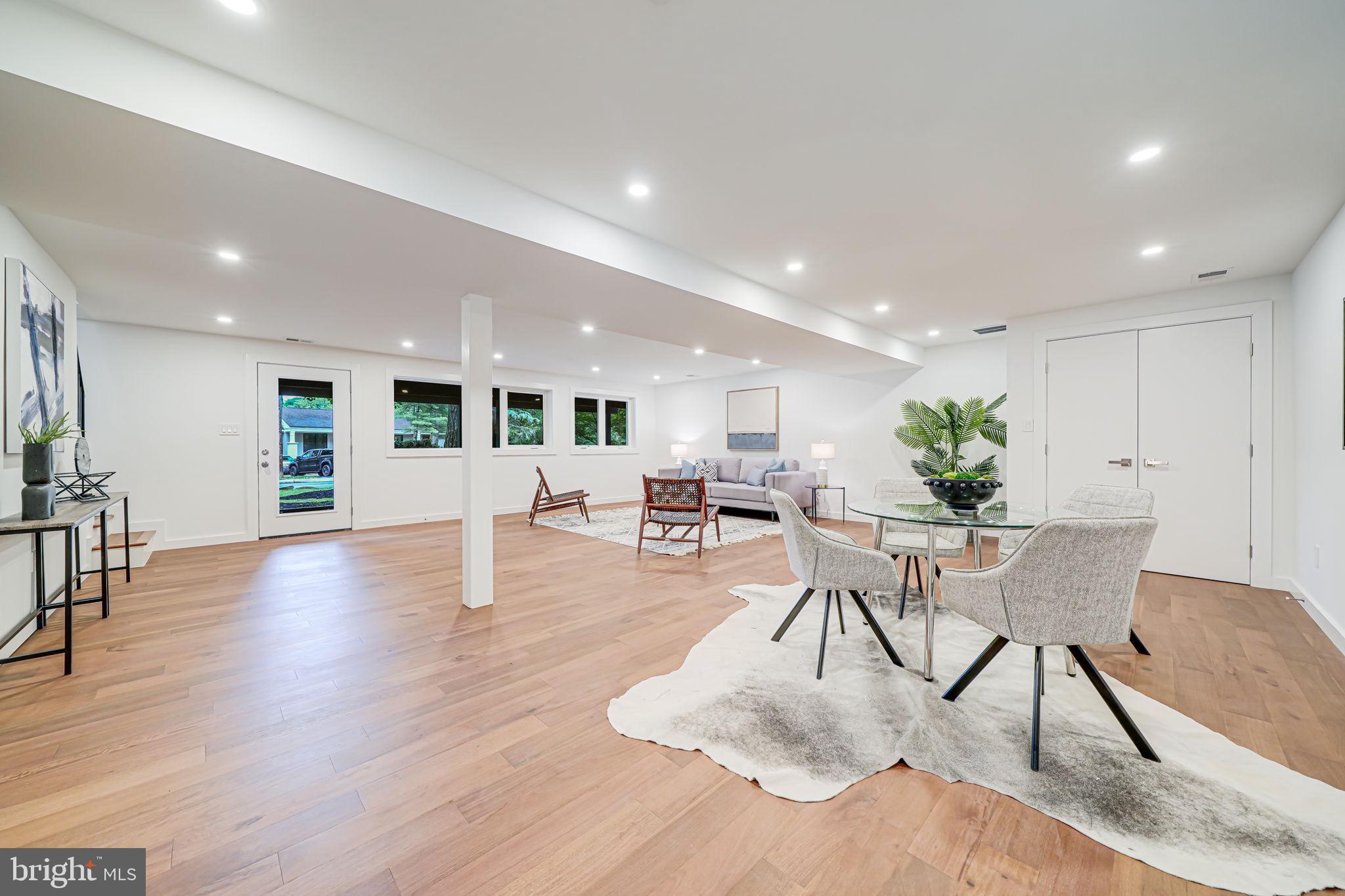 LAKE BARCROFT - Residential