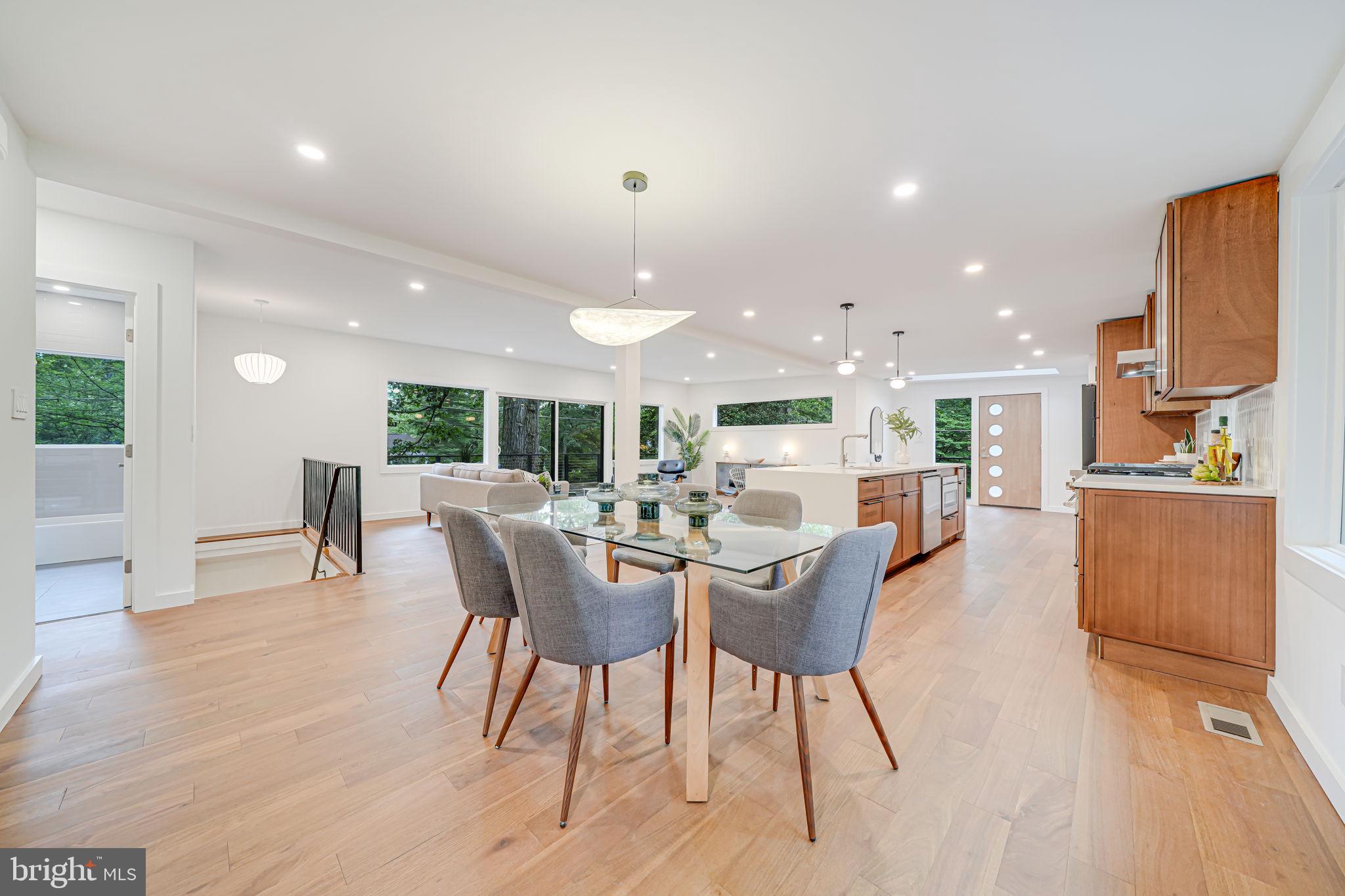 LAKE BARCROFT - Residential