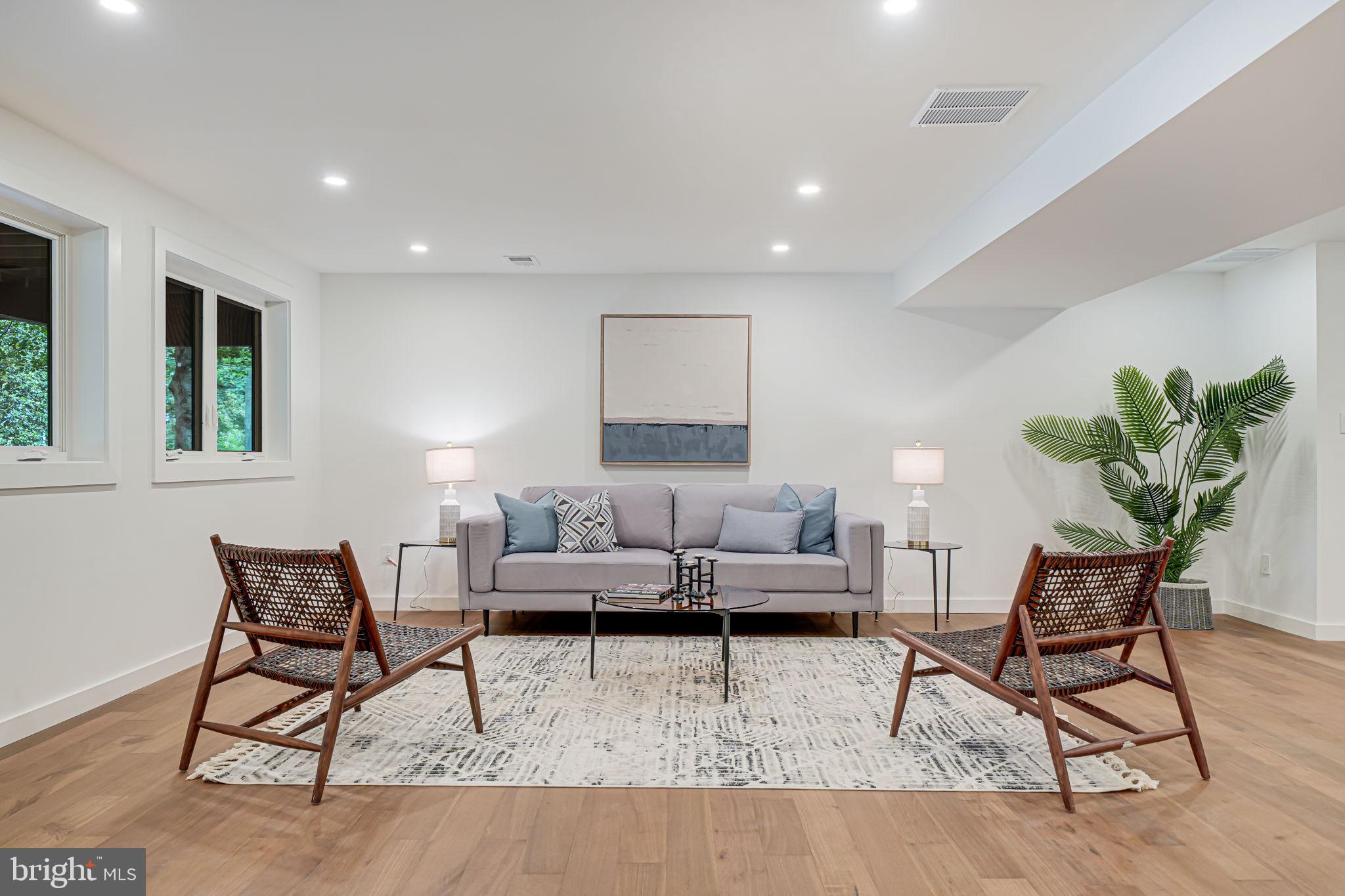 LAKE BARCROFT - Residential