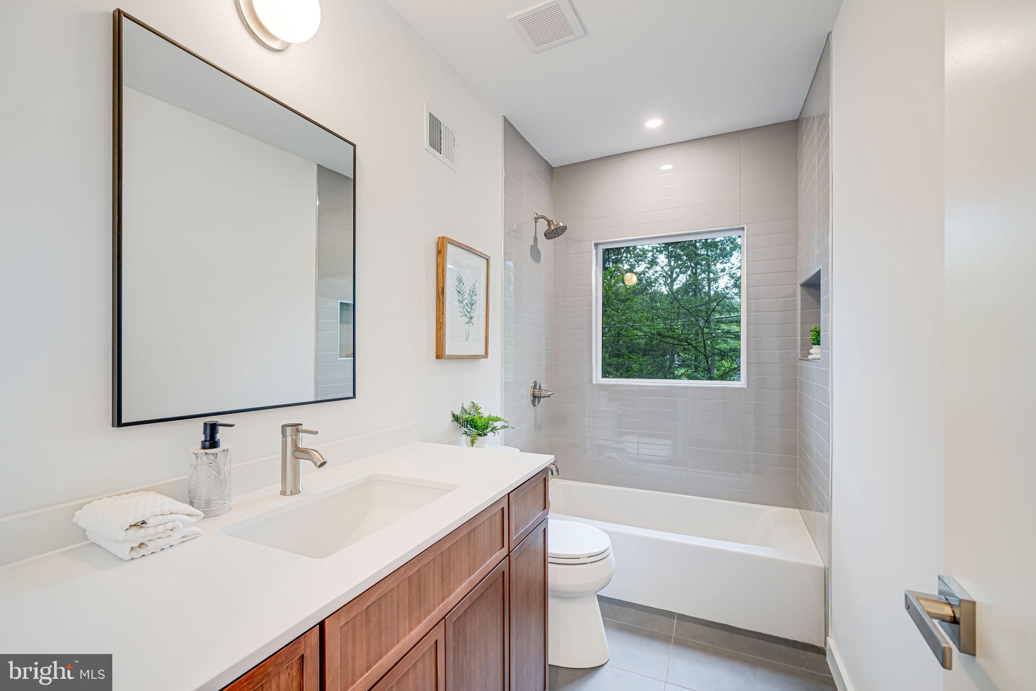 LAKE BARCROFT - Residential