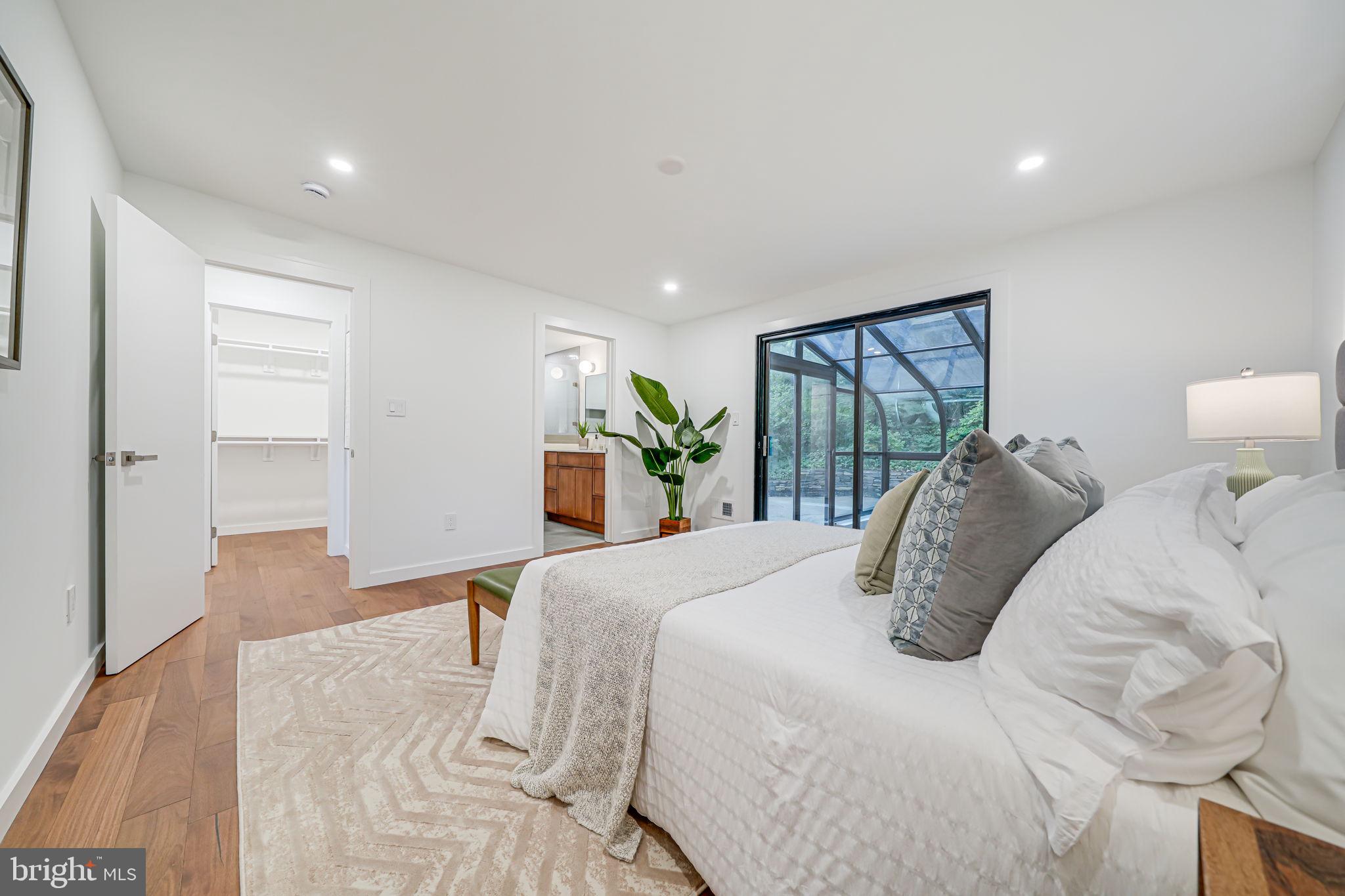 LAKE BARCROFT - Residential