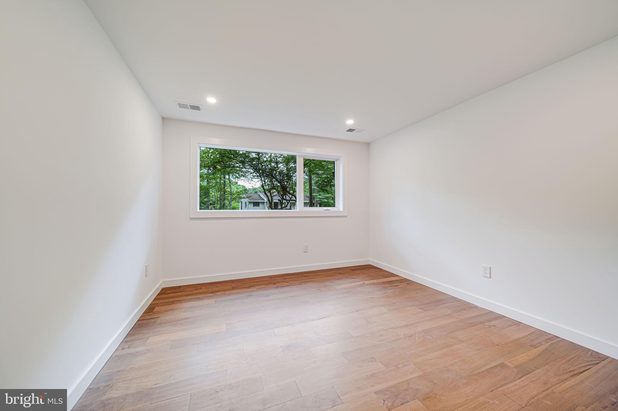 LAKE BARCROFT - Residential