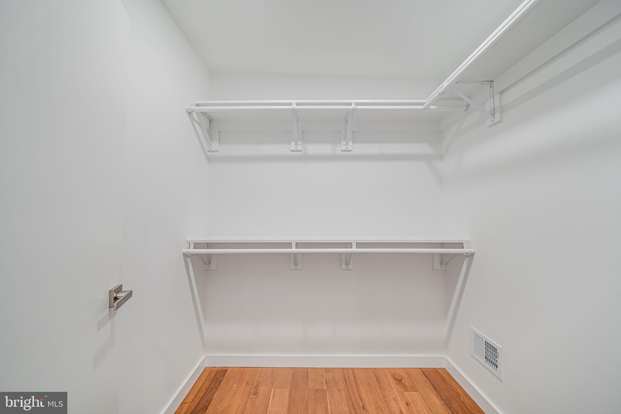 LAKE BARCROFT - Residential