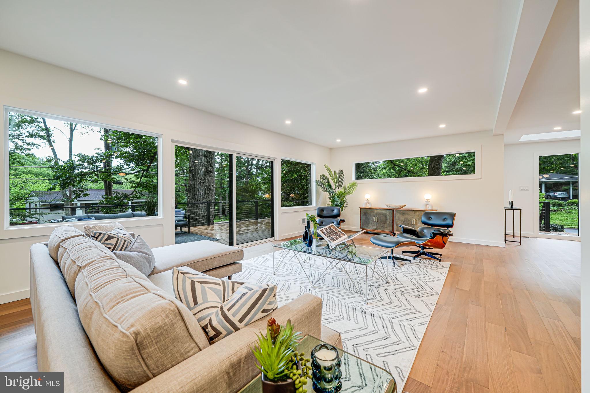 LAKE BARCROFT - Residential