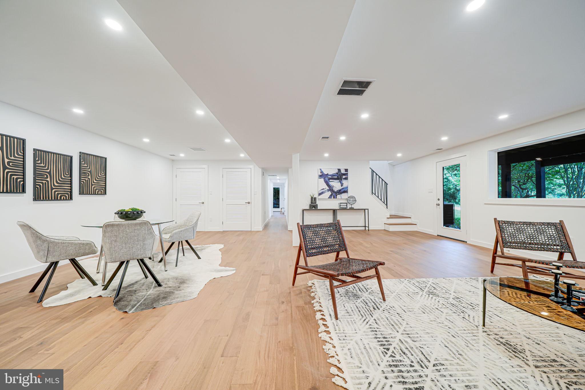 LAKE BARCROFT - Residential