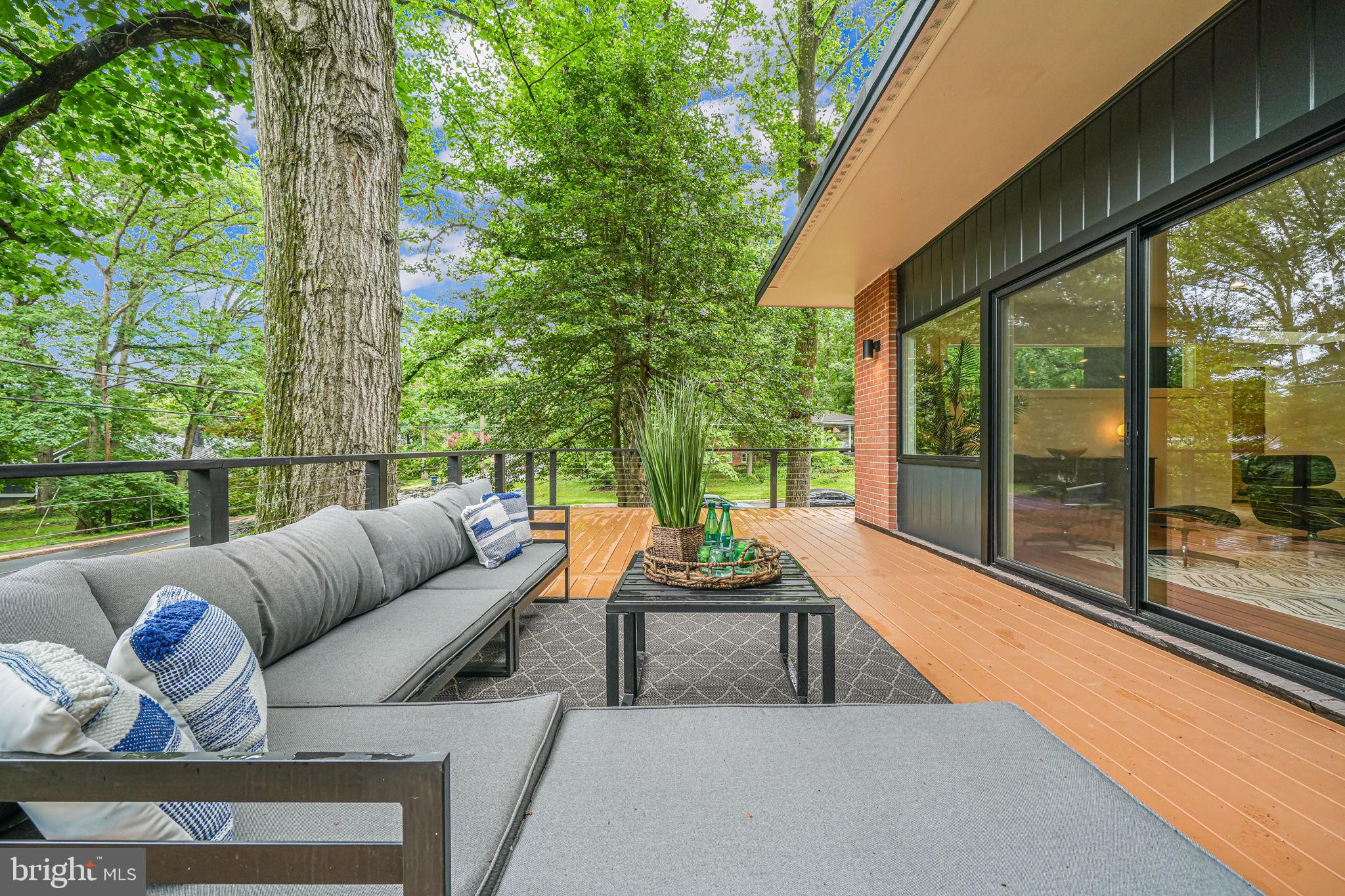 LAKE BARCROFT - Residential