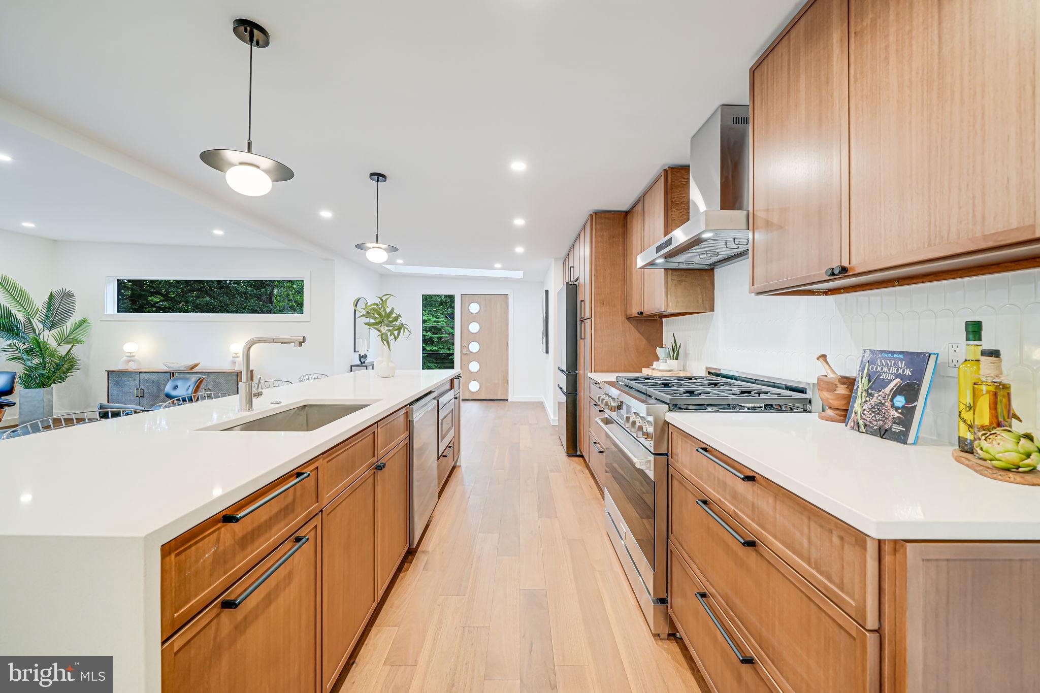 LAKE BARCROFT - Residential