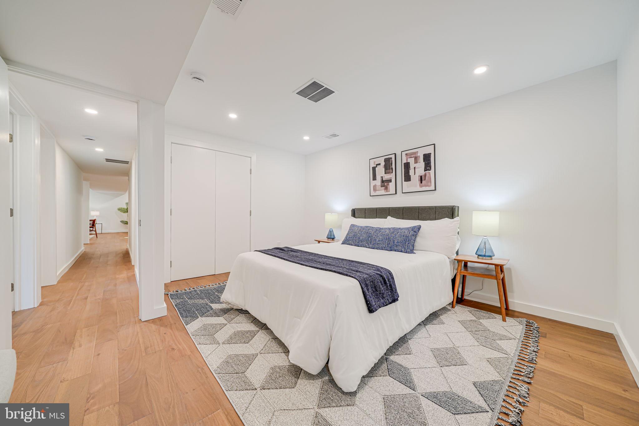 LAKE BARCROFT - Residential