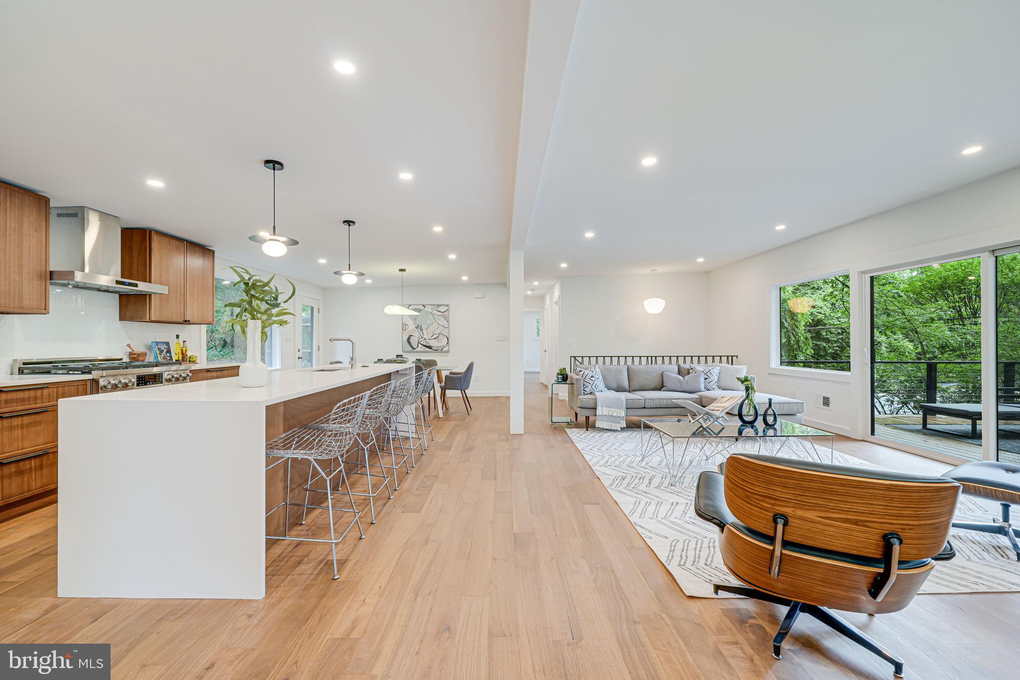 LAKE BARCROFT - Residential