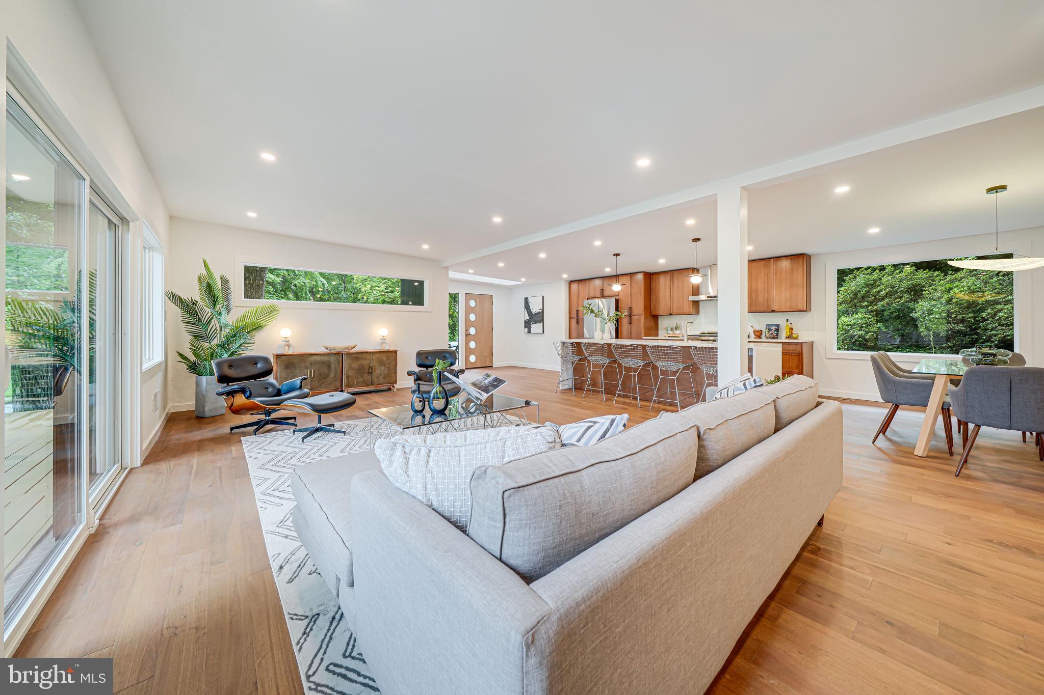 LAKE BARCROFT - Residential