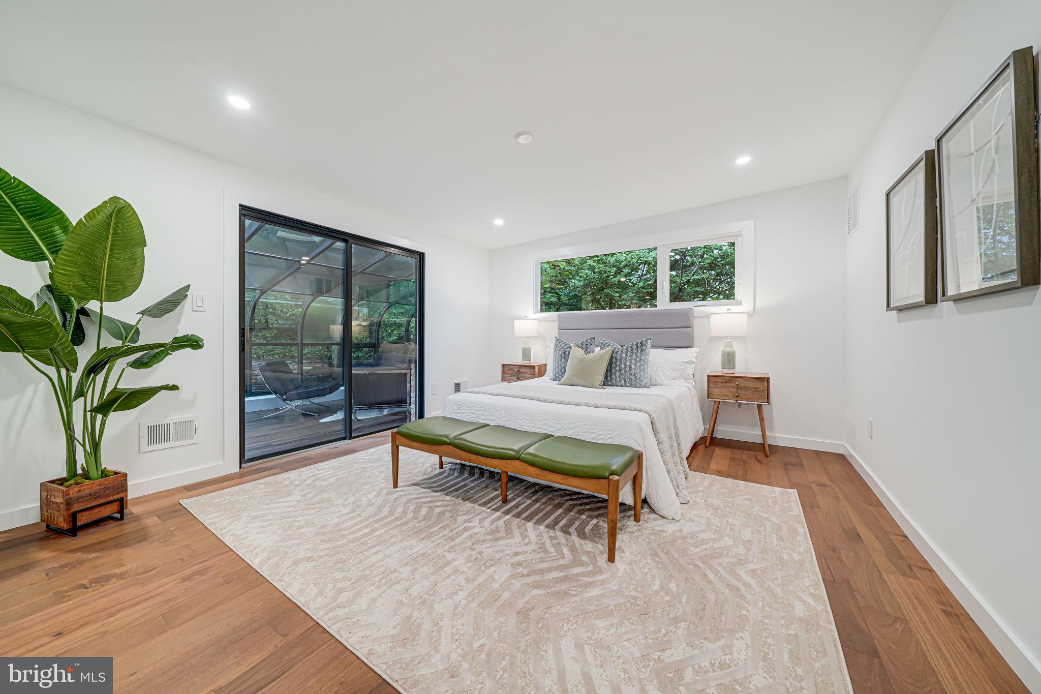 LAKE BARCROFT - Residential