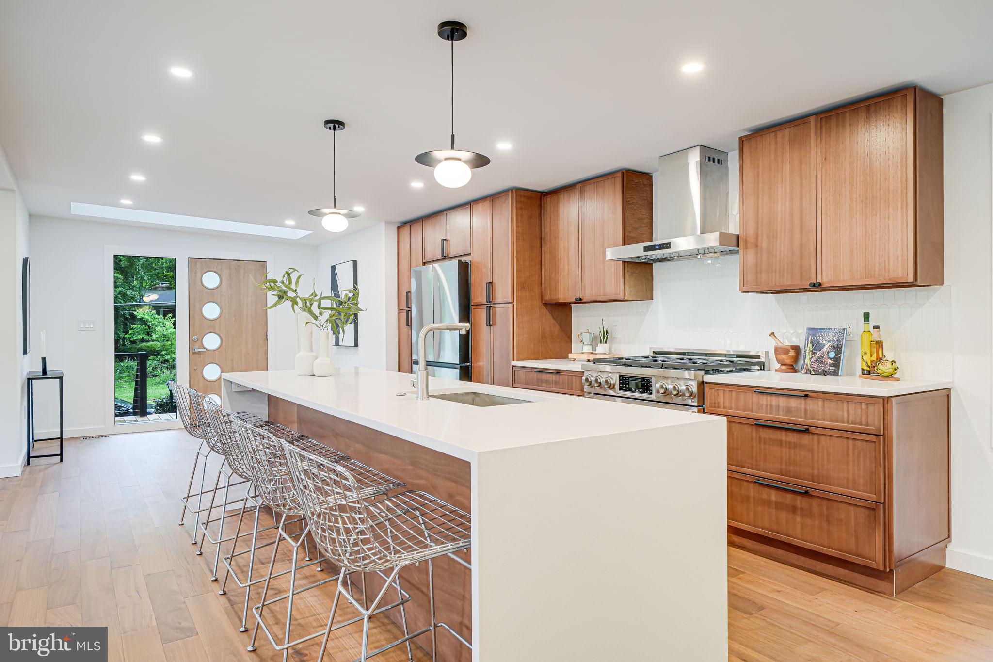 LAKE BARCROFT - Residential