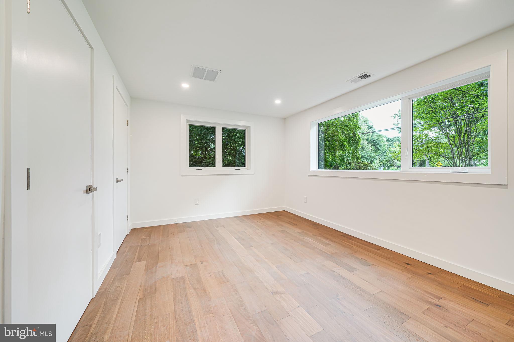 LAKE BARCROFT - Residential