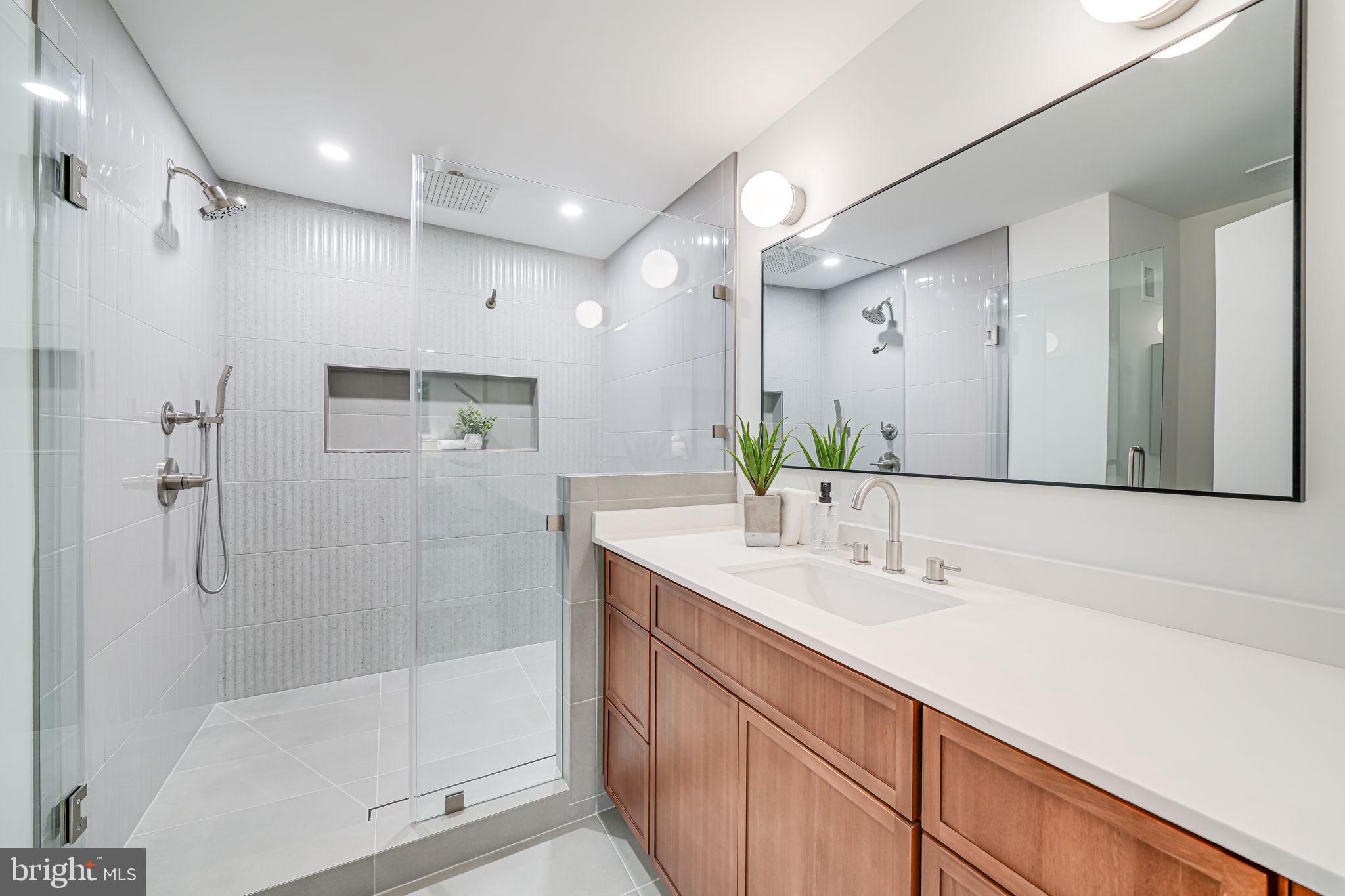 LAKE BARCROFT - Residential