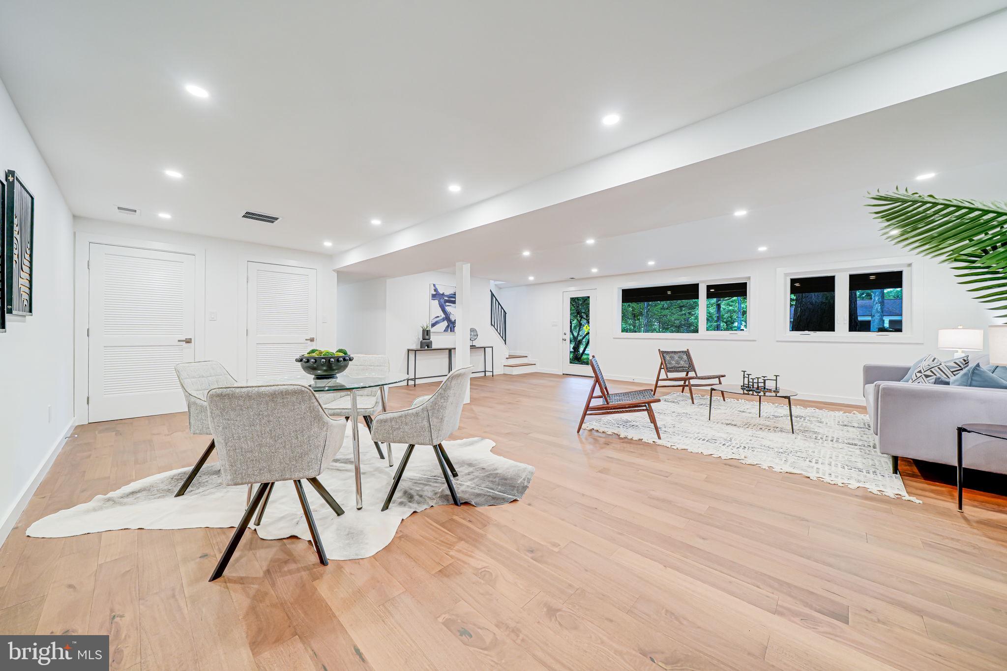 LAKE BARCROFT - Residential