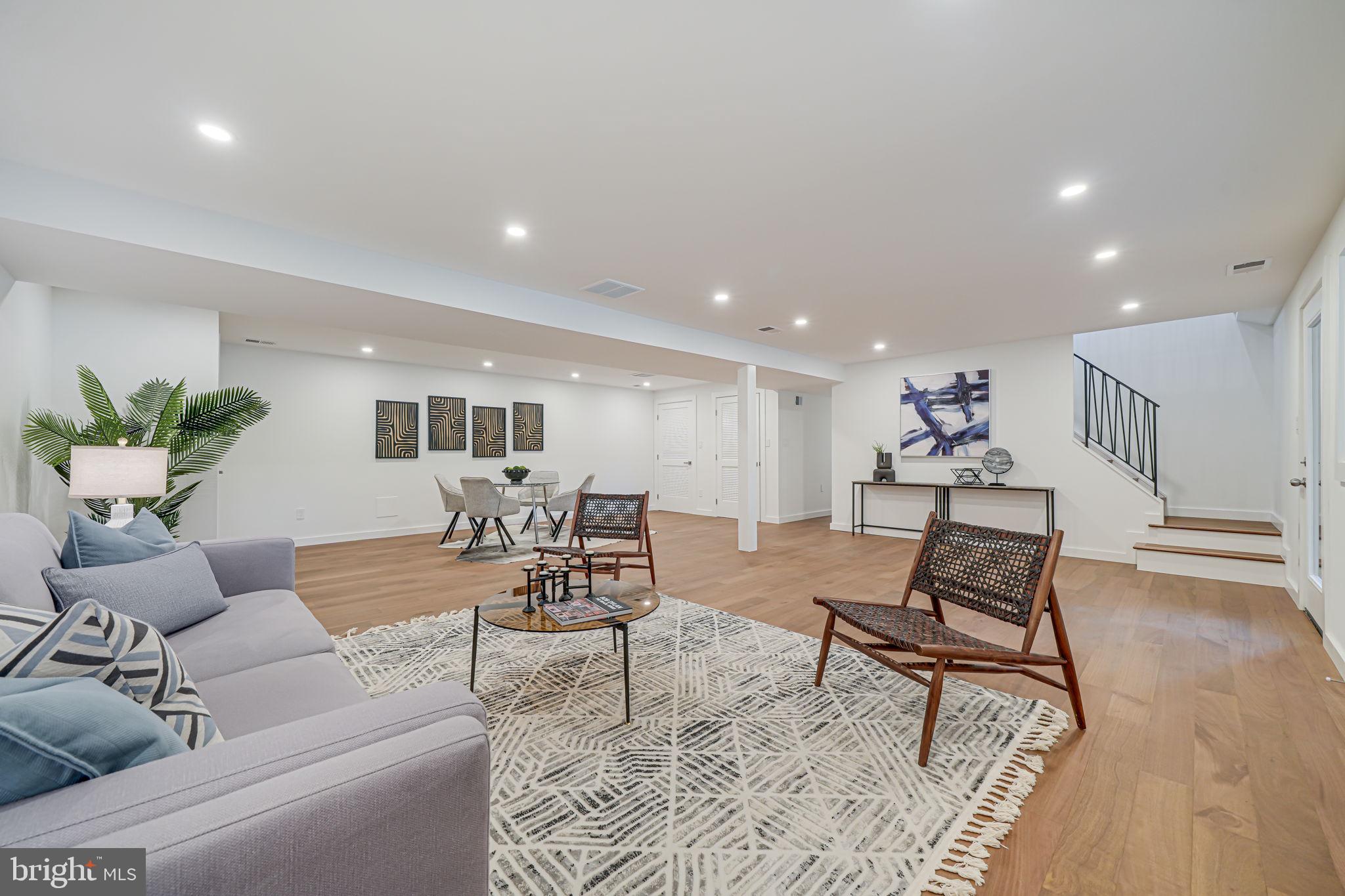 LAKE BARCROFT - Residential