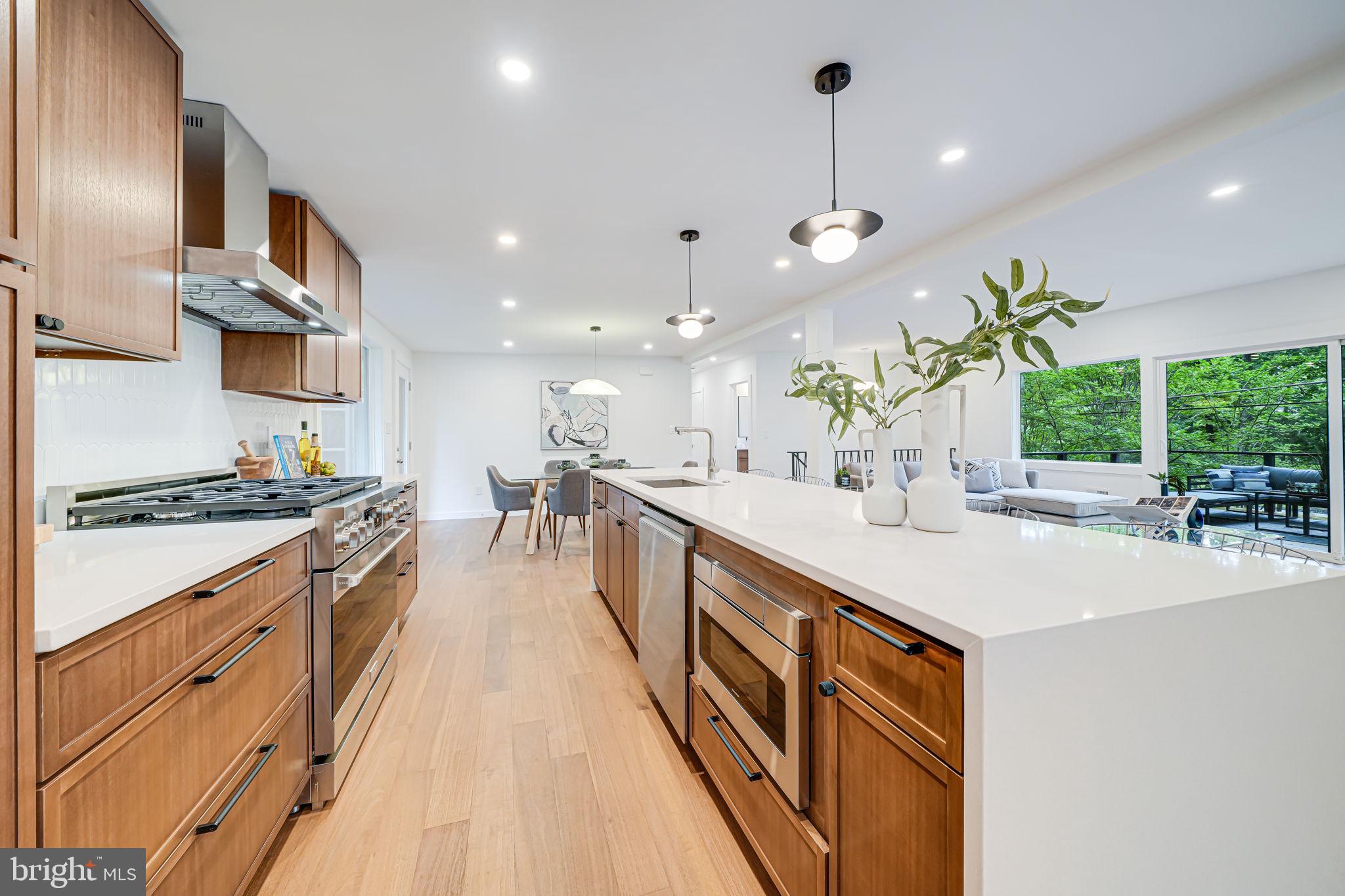 LAKE BARCROFT - Residential