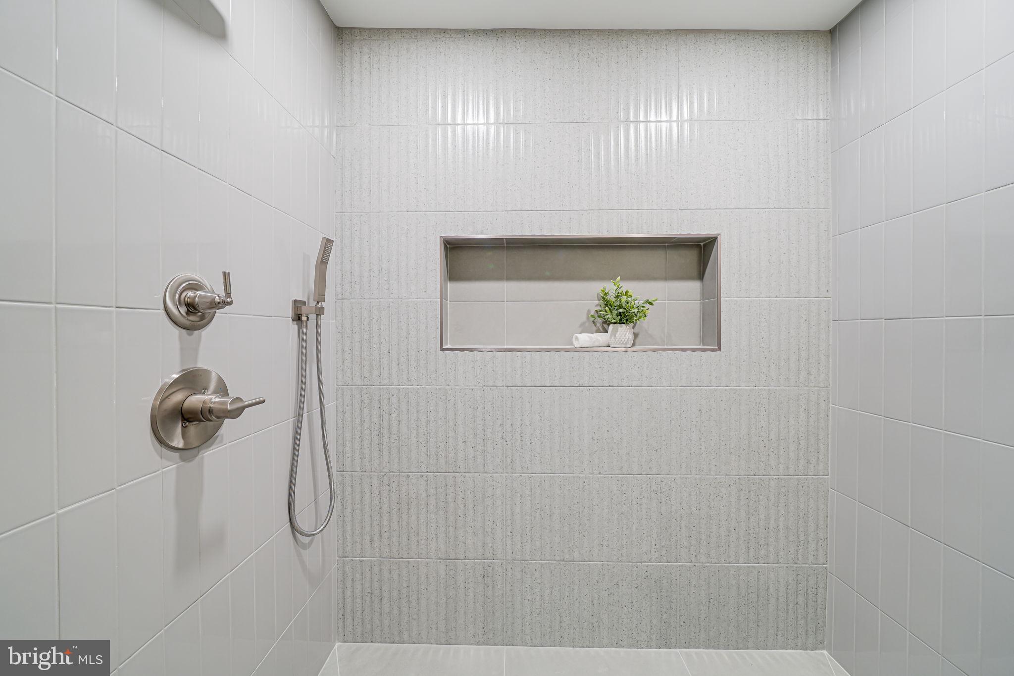 LAKE BARCROFT - Residential