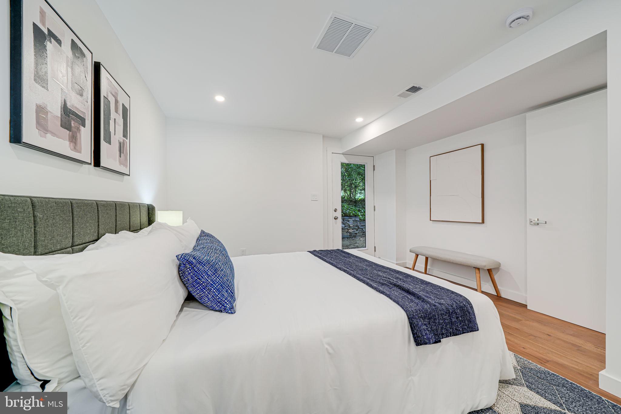 LAKE BARCROFT - Residential