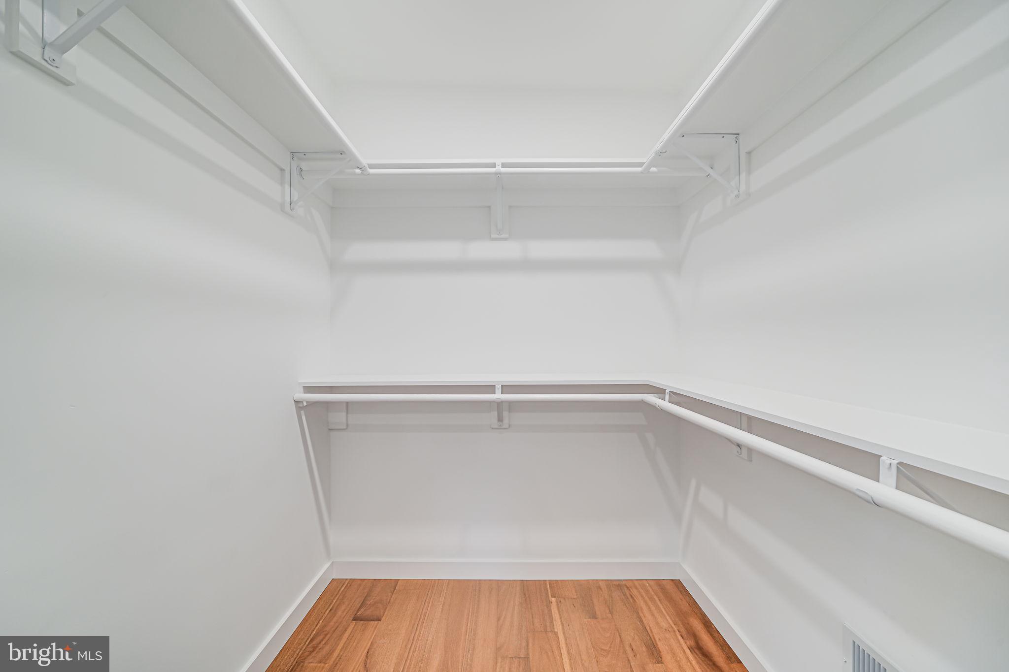 LAKE BARCROFT - Residential