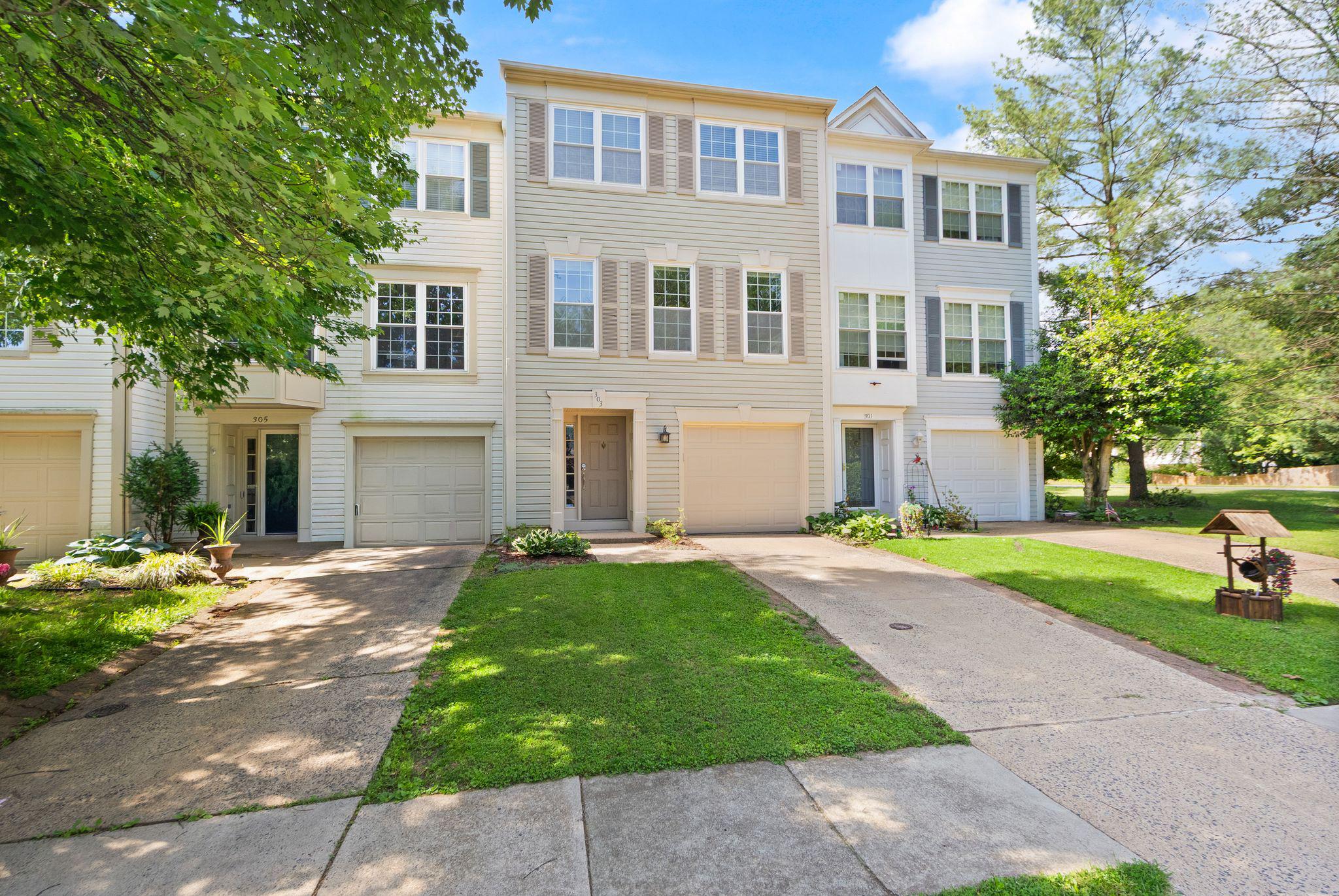 303 BARNFIELD SQUARE NE