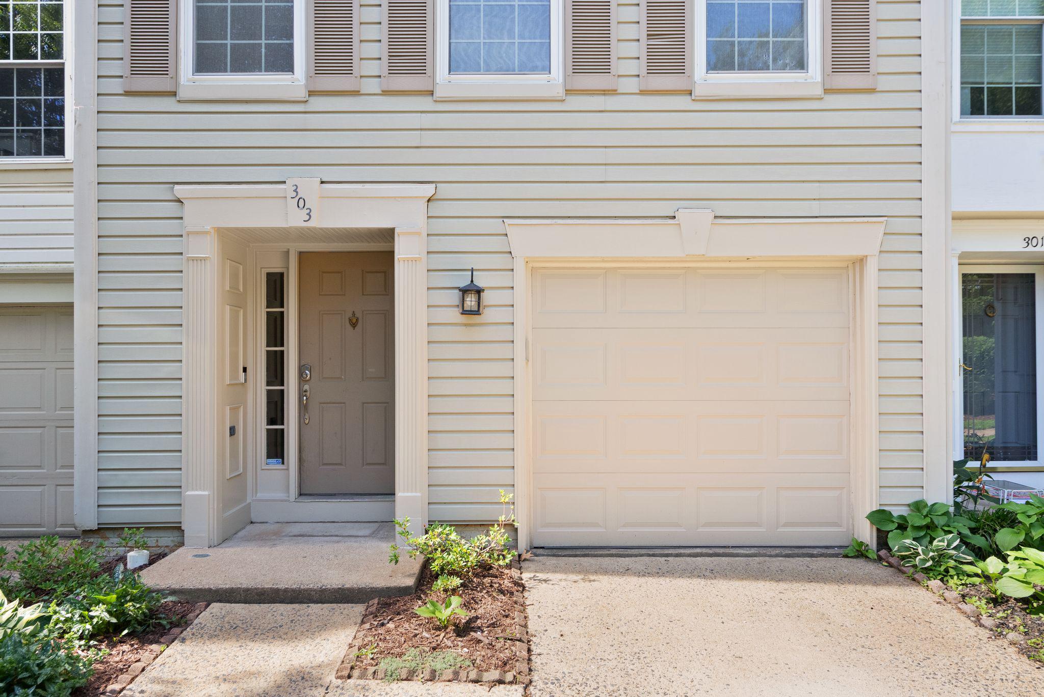 303 BARNFIELD SQUARE NE