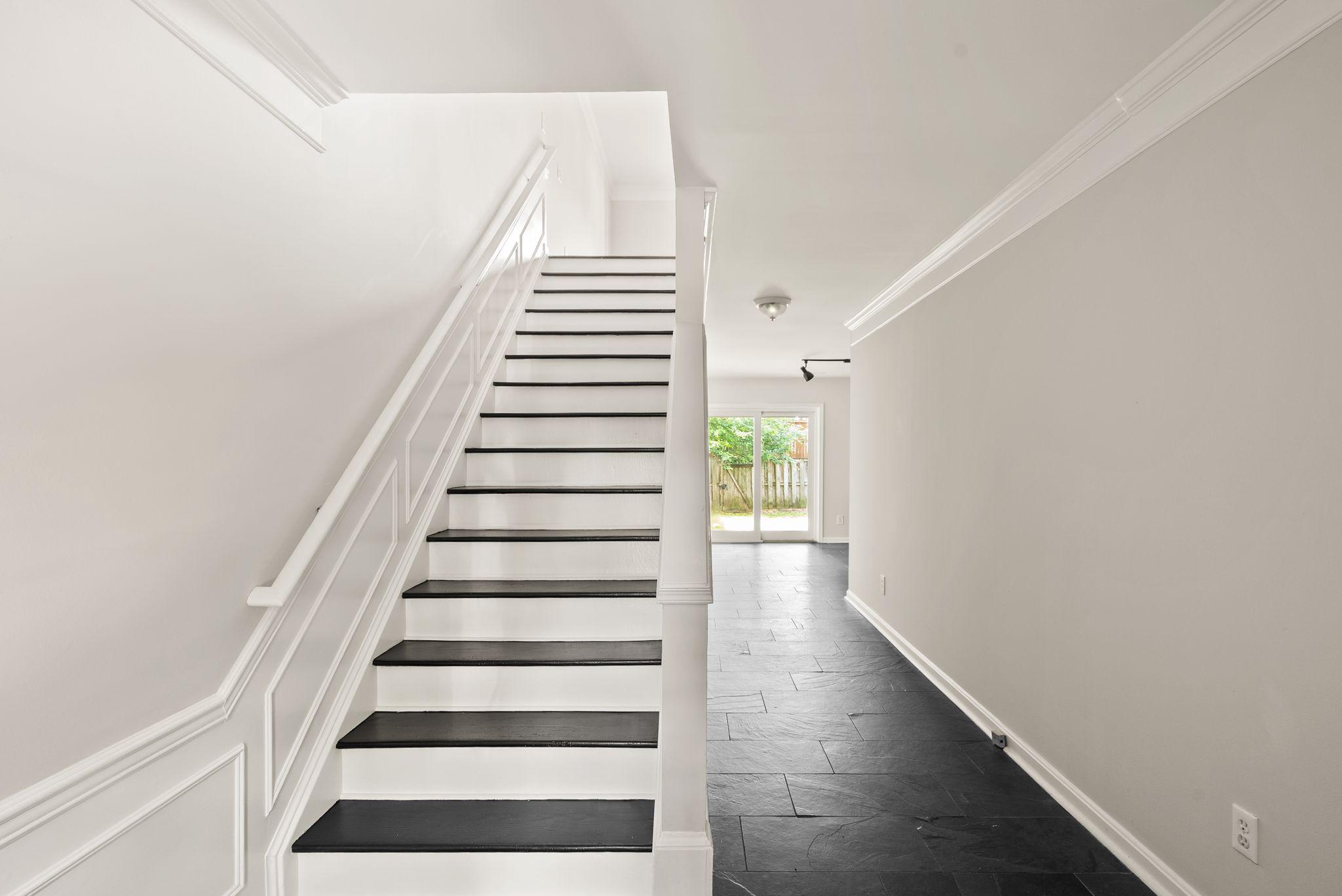303 BARNFIELD SQUARE NE