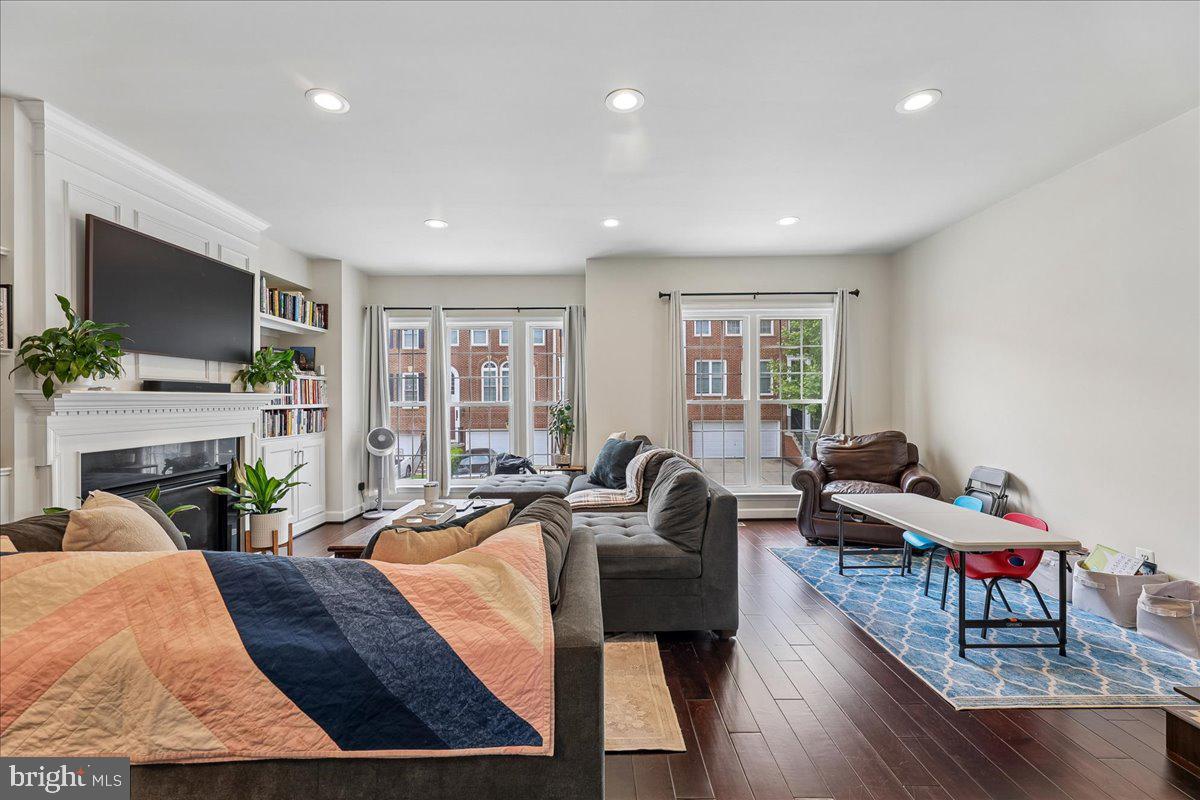 LAUREL RIDGE CROSSING - Residential