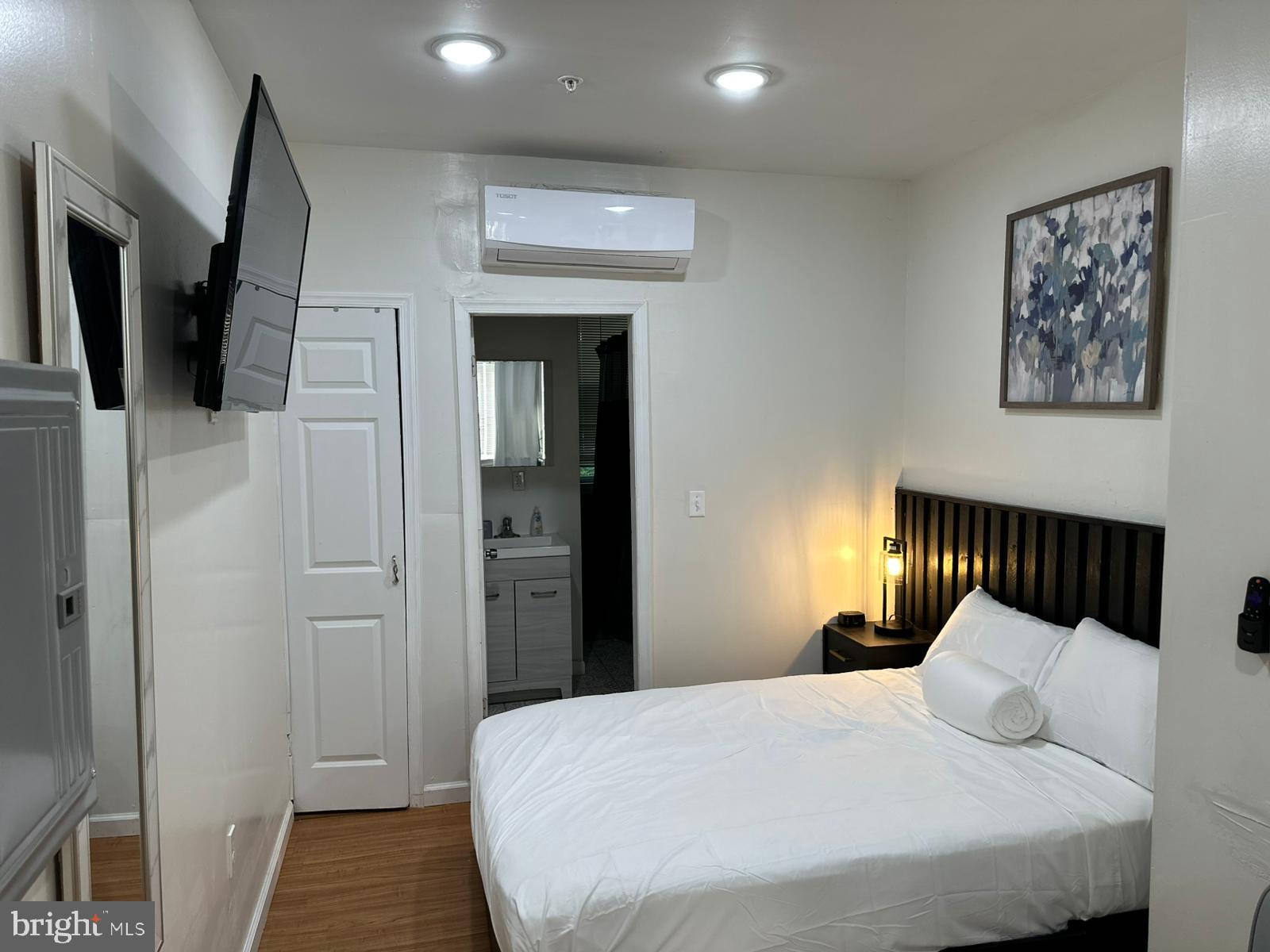 Apartment 1A: Beautiful Fully Furnished Apartment – Prime Location near Temple University
Welcome to your new home! This fully furnished studio apartment is located on a quiet block in the heart of North Philadelphia, just a 5-minute walk to Temple University Hospital, the Lewis Katz School of Medicine, and Temple’s Pharmacy School.All Utilities Included: Water, Wi-Fi, and Internet included. Tenant pays electric only.
Apartment Features:
Comfortable Climate Control: Zoned heating and cooling—you control your space.
Spacious Layout: Separate living and eating areas, perfect for work or relaxation.
Private Full Bathroom: Comes with bath rugs, shower curtain, towels, and washcloths.
Fully Stocked Kitchen: Equipped with stove, oven, microwave, refrigerator, cookware, eating utensils, and dishware.
Furnished Sleeping Area: Full-sized bed with under-bed dresser for storage, linens and comforter included.
Entertainment Ready: 50” 4K Roku Smart TV in Guest Mode, so you can stream safely without needing your own account.
Convenient Laundry: Shared laundry area available on-site powered by PayRange.Property & Management:
Quiet, well-maintained building with responsive property management
RentRedi used for application, background check (non-refundable fee), lease signing, and rent payments
Rental Requirements:
Month-to-month lease
Minimum 600 credit score (or co-signer)
Income must support rent
First month’s rent, security deposit, and all fees required before move-in
Pet Policy:
1 pet max (up to 25 lbs)
Must be spayed/neutered, up to date on rabies vaccine, and properly licensed
No overnight or unapproved pets allowed
Location Highlights:
Temple Univ. Health Center – 7 min walk (0.4 mi)
Drexel Univ., Queen Lane – 6 min drive (2.2 mi)
Temple Univ., Main Campus – 7 min drive (2.3 mi)
Philadelphia Univ. – 7 min drive (2.7 mi)
Nearby Amenities:
Hope Plaza, Baker Center, and Station Center – all within 1.4 miles
Access to public transportation, parks (Fairmount Park just 3 miles away), and local shops and restaurants
If you’re interested, please contact us for further information. We’d love to welcome you home!
