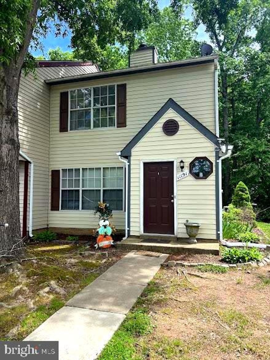 Beautifully updated end unit town home in an amazing location. Open floor plan with LVP, wood burning fireplace, granite kitchen stainless steel appliances.  Spacious fenced in back yard with patio and a shed for storage.

Application fee is $50 per adult applicant .Pets are on a case by case basis. Tenant must have a min 675 credit score. RentSpree Application Link:    https://apply.link/rbBK4Ho