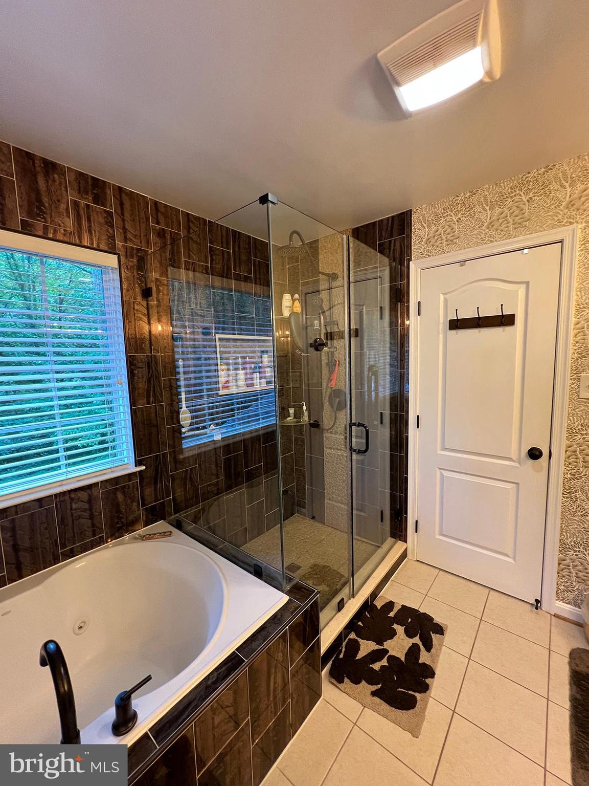 LINWOOD KNOLLS - Residential Lease