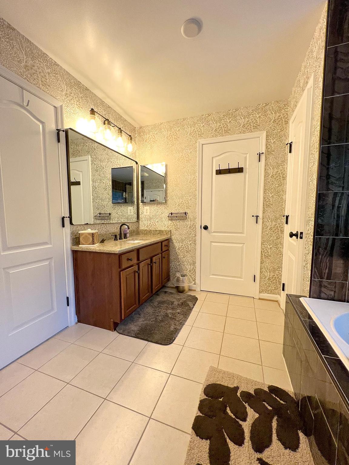 LINWOOD KNOLLS - Residential Lease