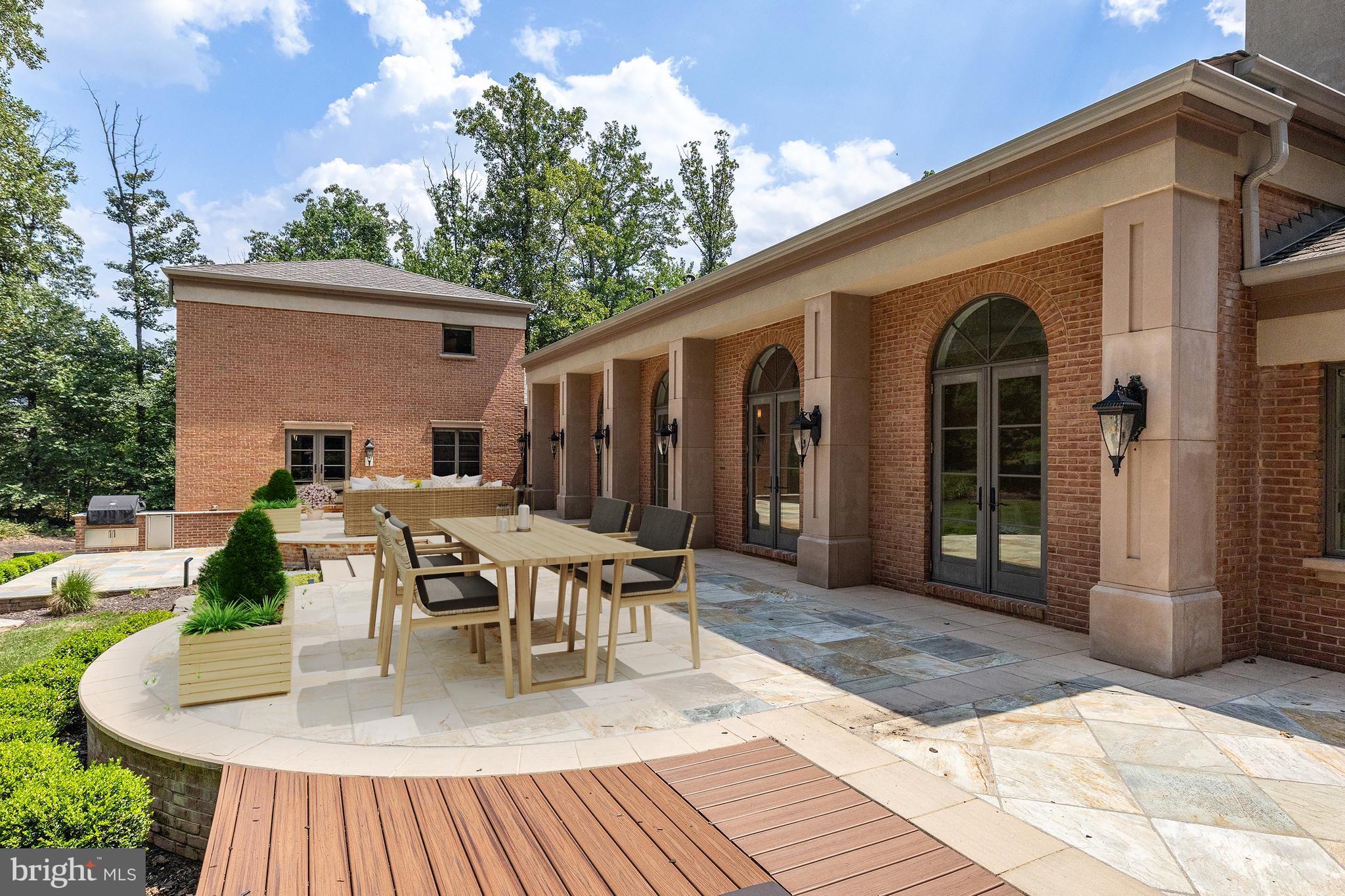 VALLEY STREAM - Residential