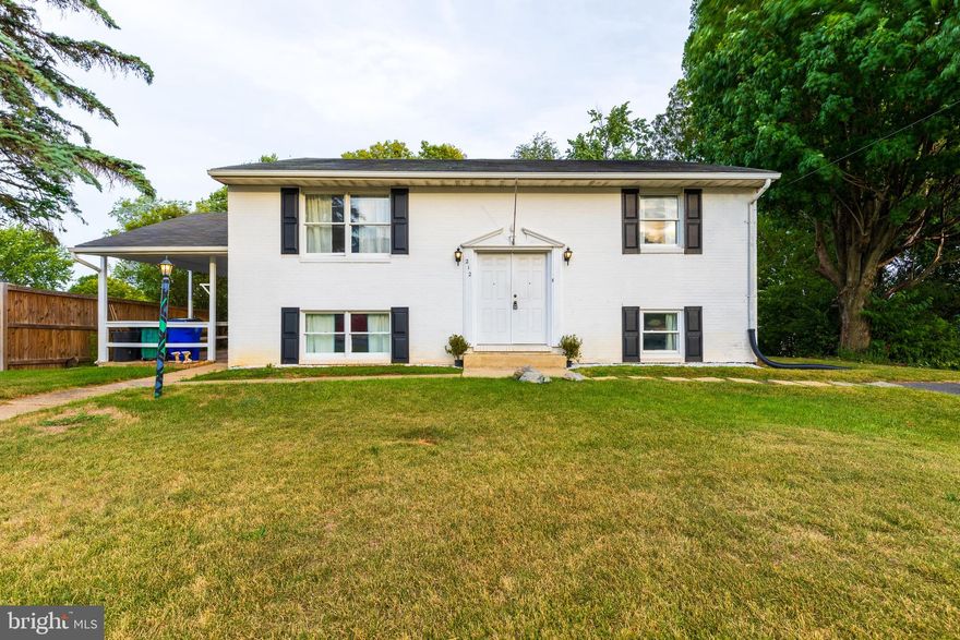 ***New Roof is being installed on Sept 8th***

Spacious 4 bedroom, 2 bath split foyer looking for a new owner.  This home has a lot of potential and looking for the right buyer to make it a home.  With spacious bedrooms and a full bath on each floor, plus two living areas, this home can easily be converted to have in-law quarters or to rent out for additional income.  With a fenced in, you can enjoy spending time outdoors or have a cup of coffee while enjoying the sunrise through the dining room windows.