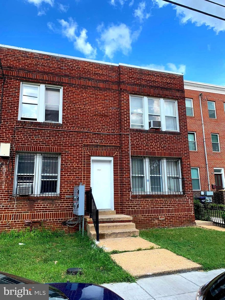 PRICE REDUCED  bring all offers  Calling all Investors/Developers!! This is a 4 unit building with one unit vacant, Shows well,  building ,with all the attractive development, eateries, City Winery and nightlife all within walking distance.