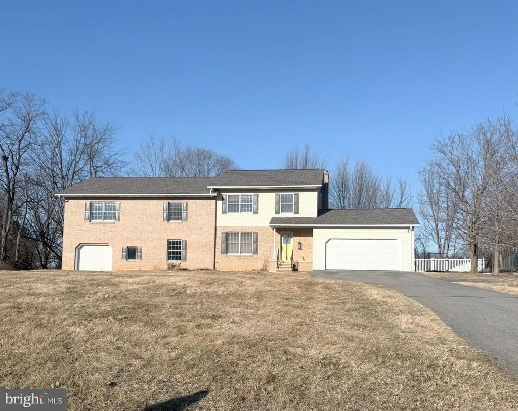 Photo of 805 Antrim Ln, GREENCASTLE, PA 17225 (MLS # PAFL2032254)