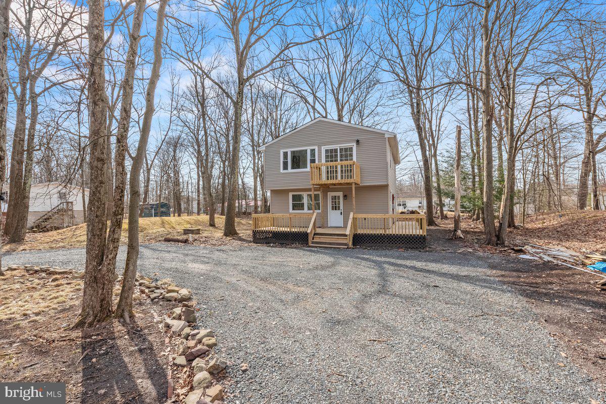 Stunning, Modern 4-Bedroom Home with Exceptional Features.Step onto your brand new deck and into this stunning modern 4-bedroom home designed for comfort and style. The expansive primary master suite is a true retreat, featuring a massive layout, a walk-out deck, and a large bathroom that promises relaxation. The main floor is designed for both entertaining and everyday living, highlighted by a spacious open-concept kitchen and dining area equipped with stainless steel appliances. An additional office space or playroom adds versatility, perfect for remote work or family fun. A full bathroom and a convenient laundry room are also located on the main floor for added practicality. Throughout the home, enjoy a bright and inviting ambiance with recessed lighting and ceiling fans enhancing comfort. All bedrooms are generously sized and equipped with ductless split systems for efficient heating and cooling.
Completing this exceptional property is a U-shaped driveway, providing ample parking and easy access.
Don't miss out on the opportunity to make this gorgeous home yours!
