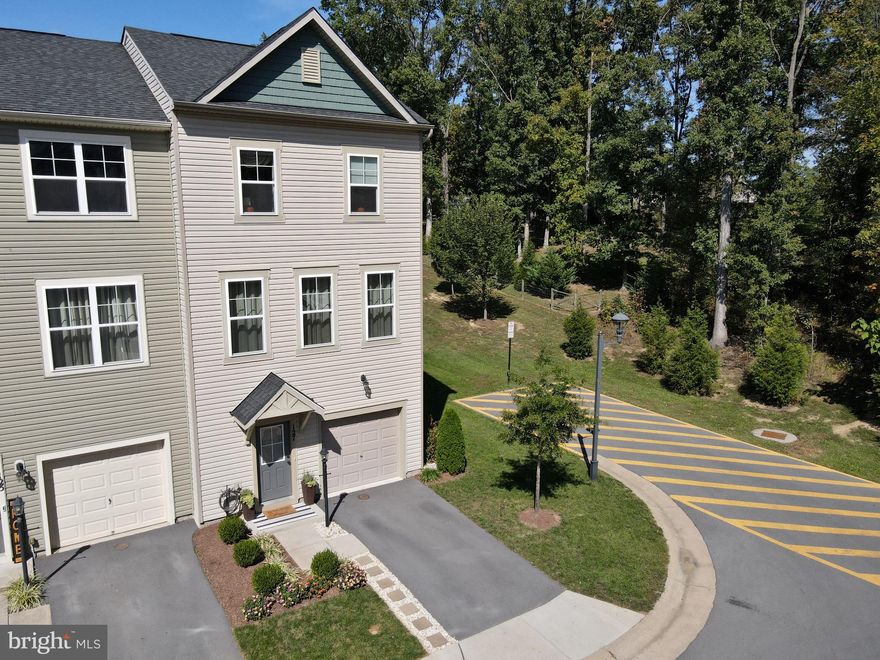 Beautiful end unit townhouse in Snowden Bridge. Open concept main level, modern finishes, fenced backyard, and access to amazing community amenities. Convenient location close to Winchester, shopping, and major routes. Deck to be built early December. Available 12/1. Agent/Owner
