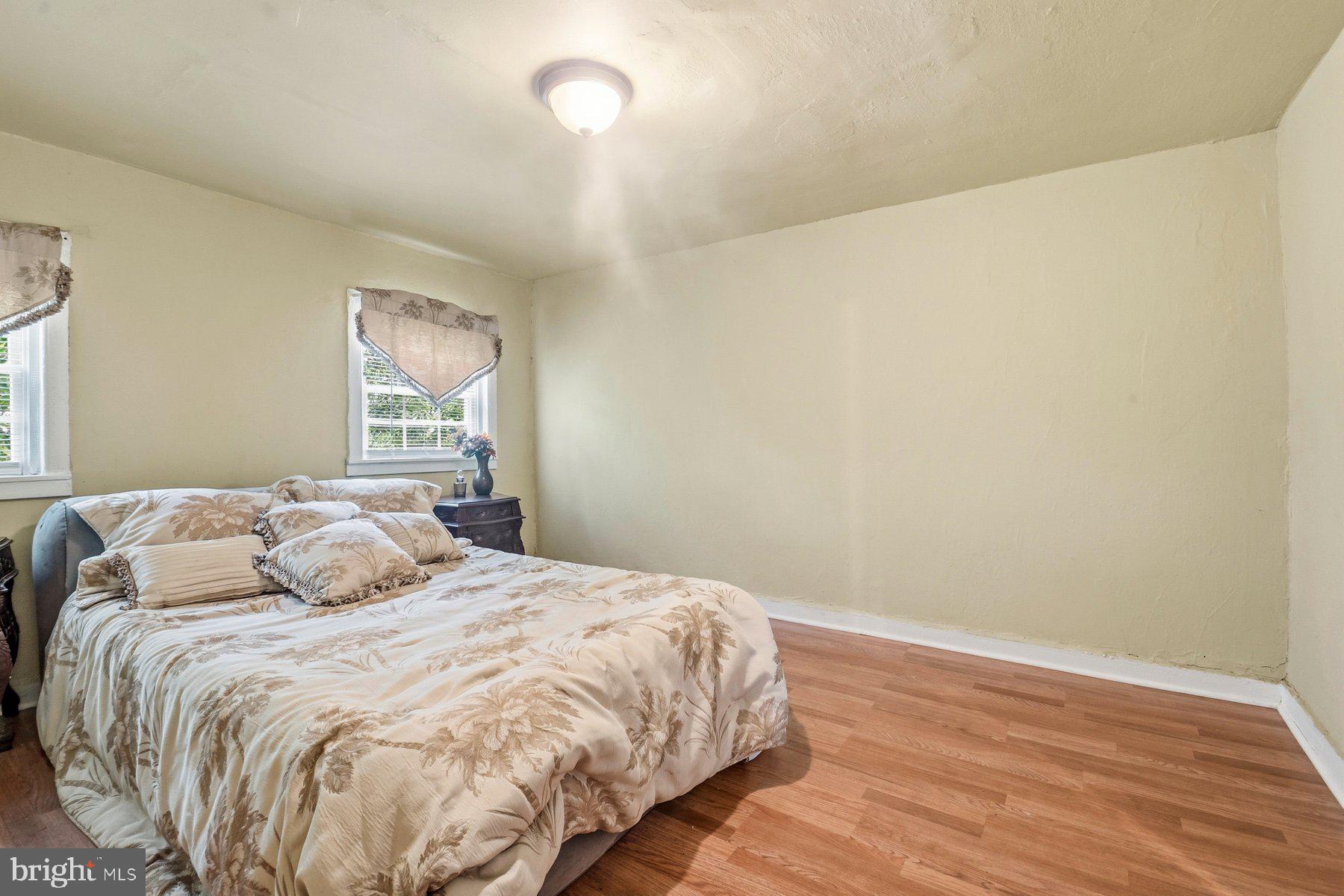 HOLLINS MARKET - Residential