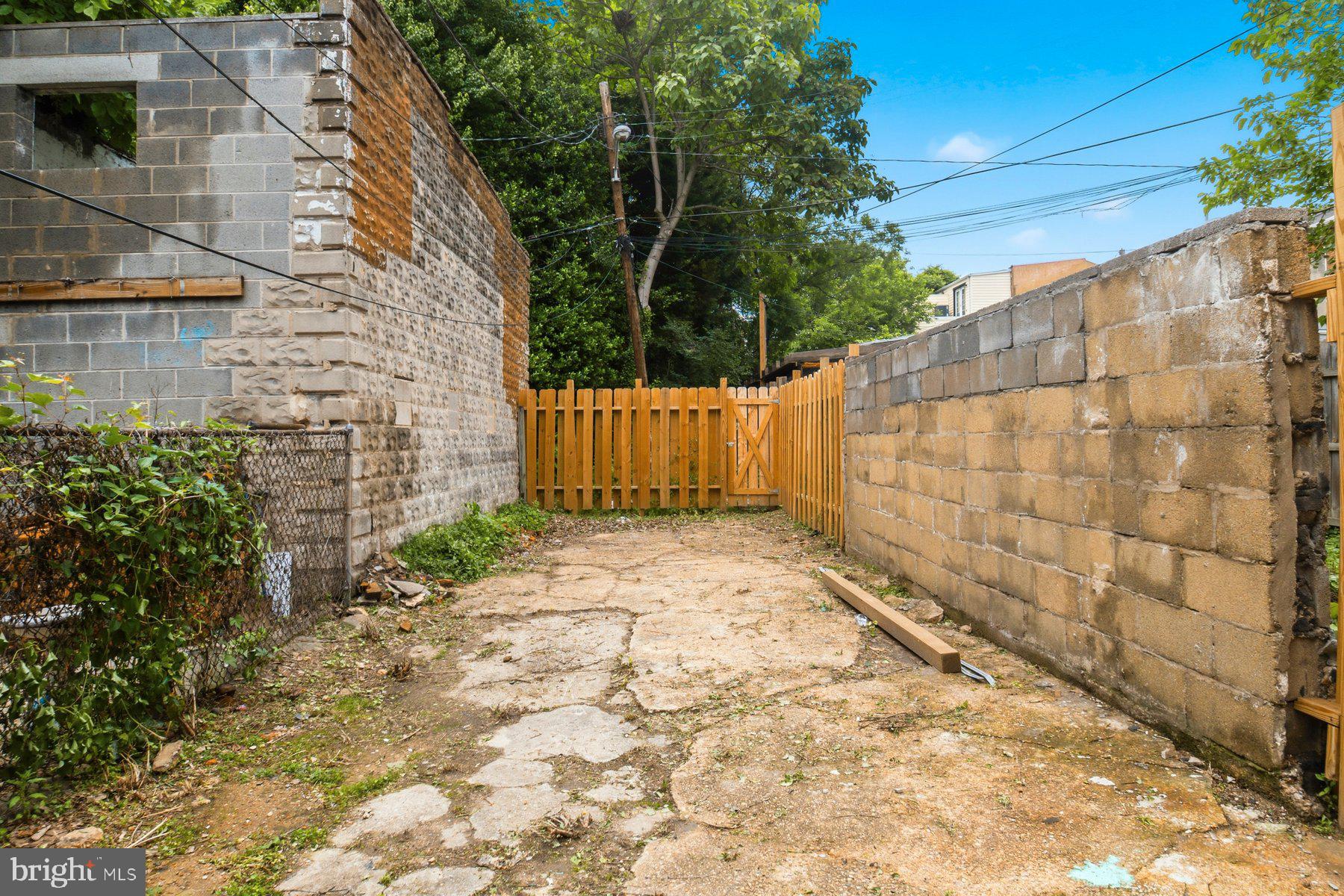 HOLLINS MARKET - Residential